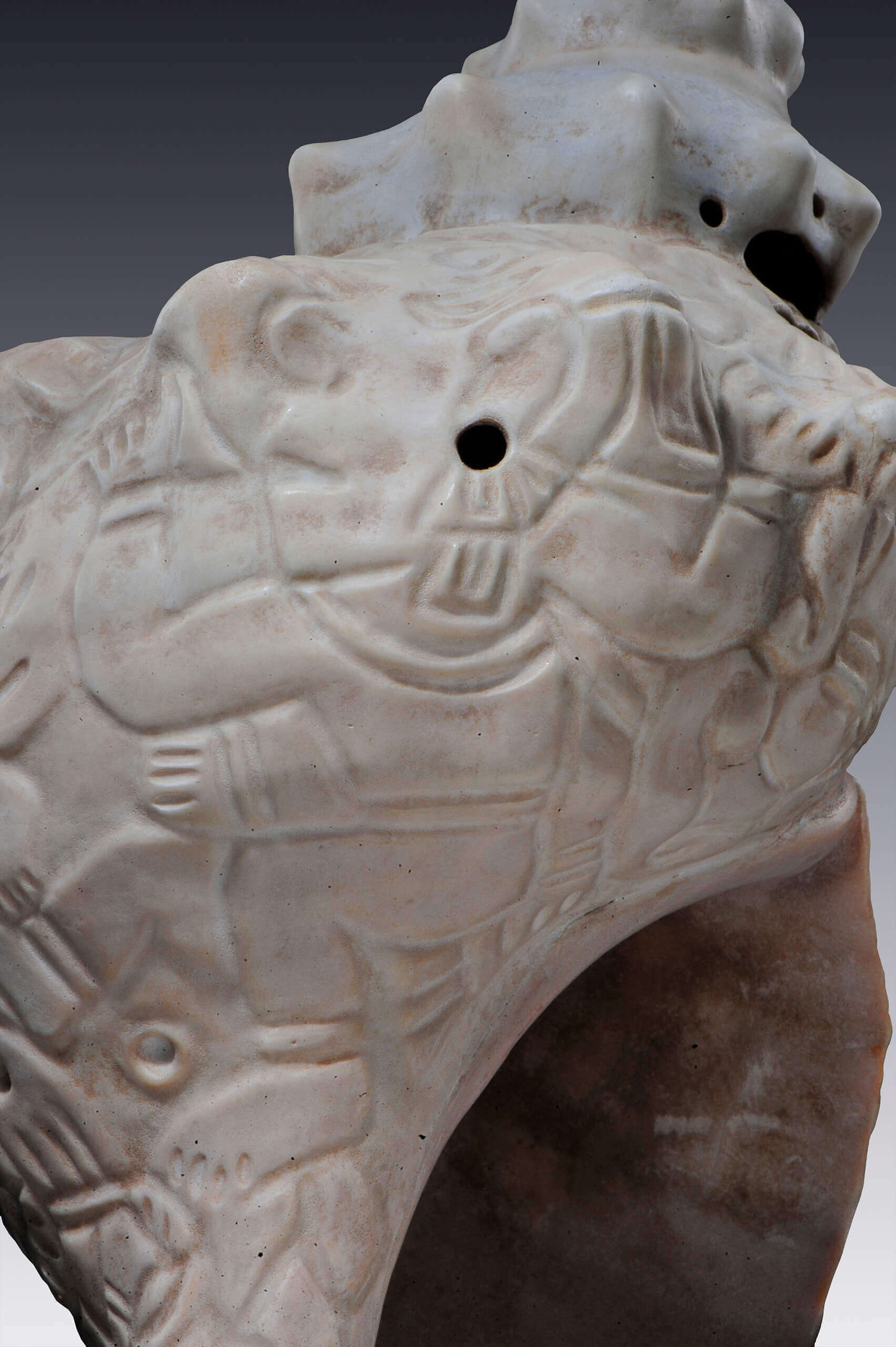 Trompeta de caracol con escena de combate | El amanecer de las formas | Museo Amparo, Puebla
