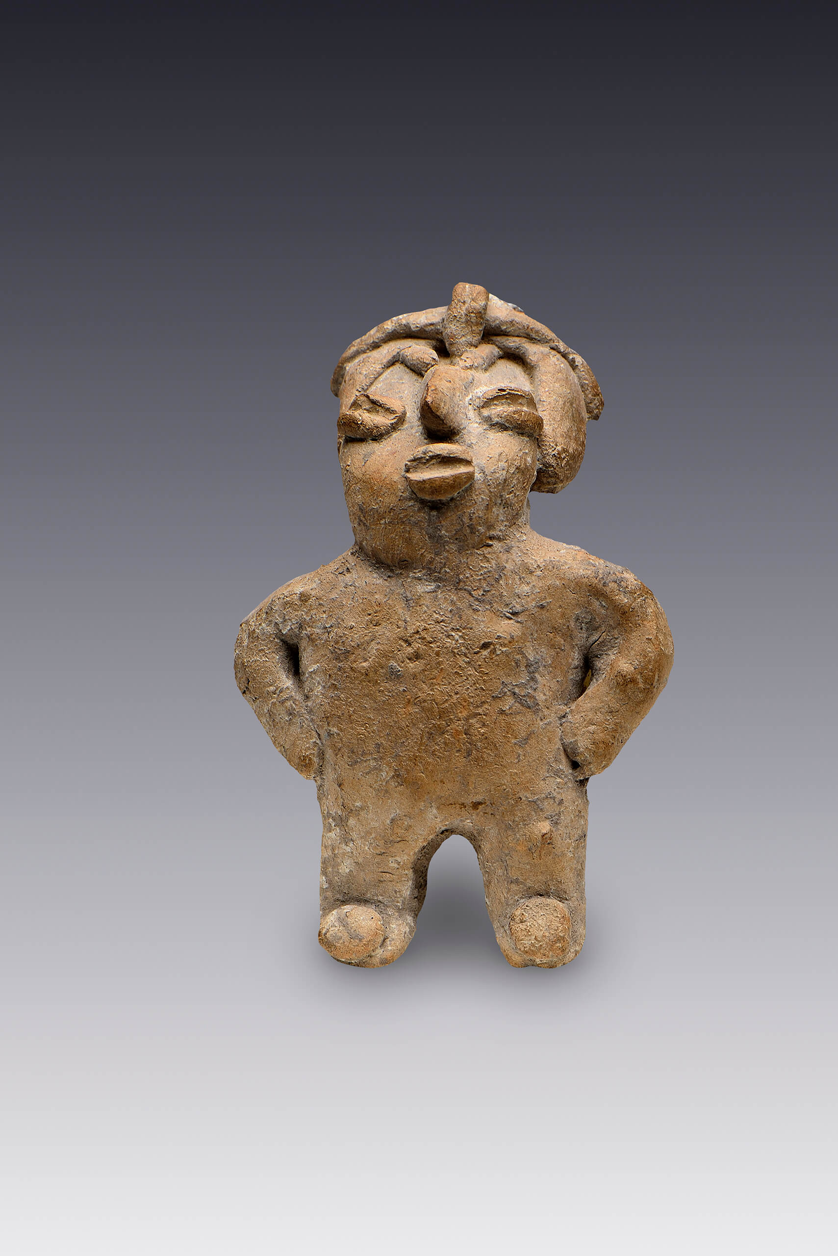 Pequeño personaje desnudo, de pie con tocado | El México antiguo. Salas de Arte Prehispánico | Museo Amparo, Puebla
