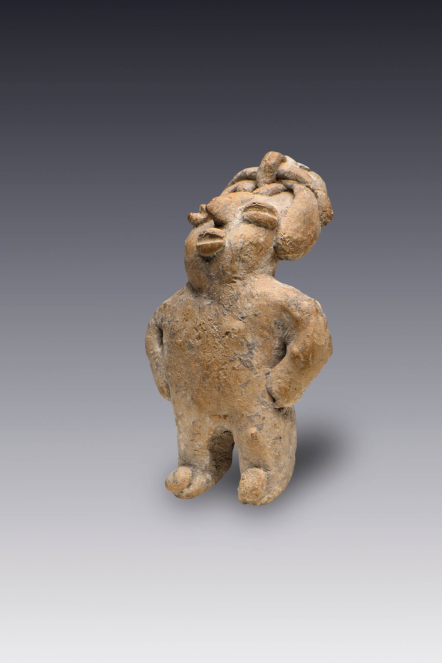 Pequeño personaje desnudo, de pie con tocado | El México antiguo. Salas de Arte Prehispánico | Museo Amparo, Puebla