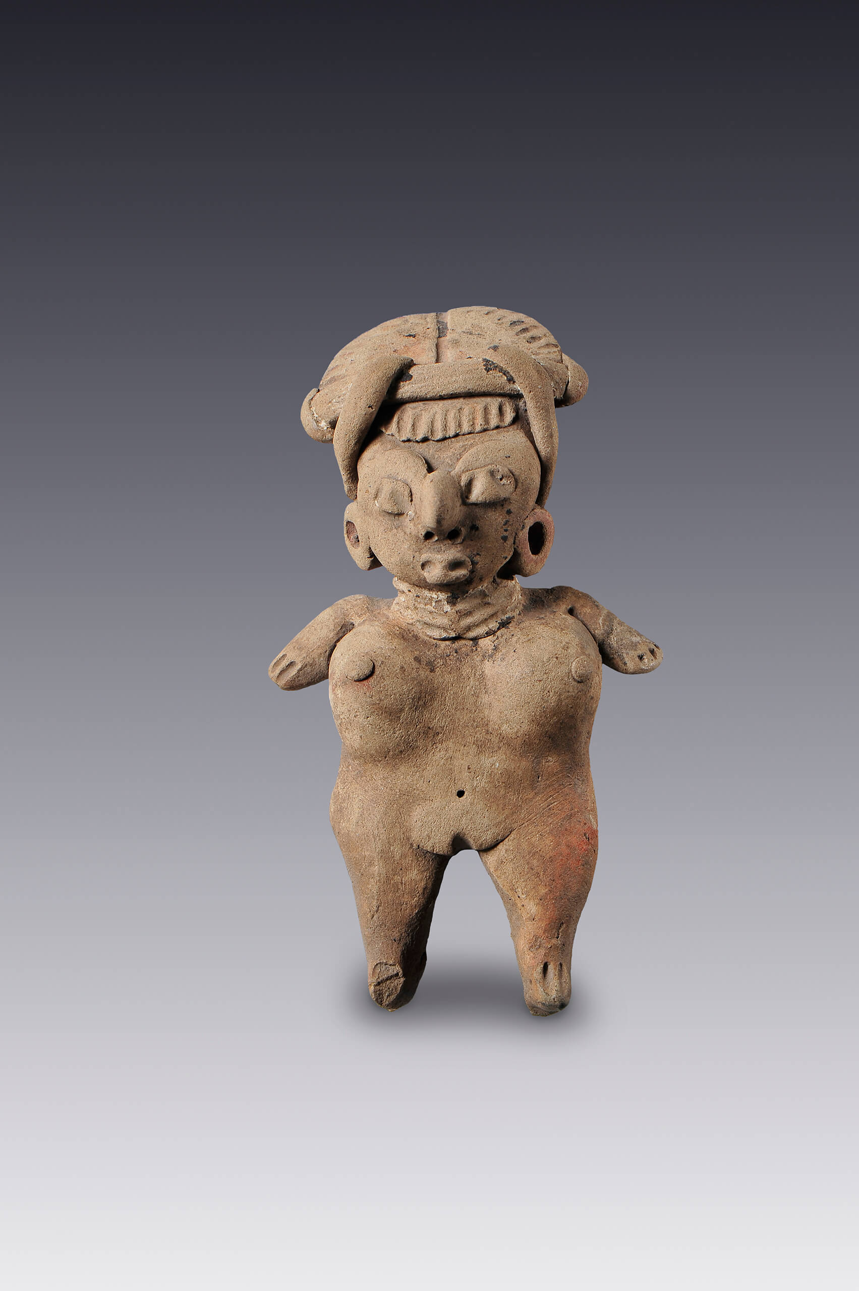 Mujeres de pie, desnudas, con collares y peinados | El México antiguo. Salas de Arte Prehispánico | Museo Amparo, Puebla