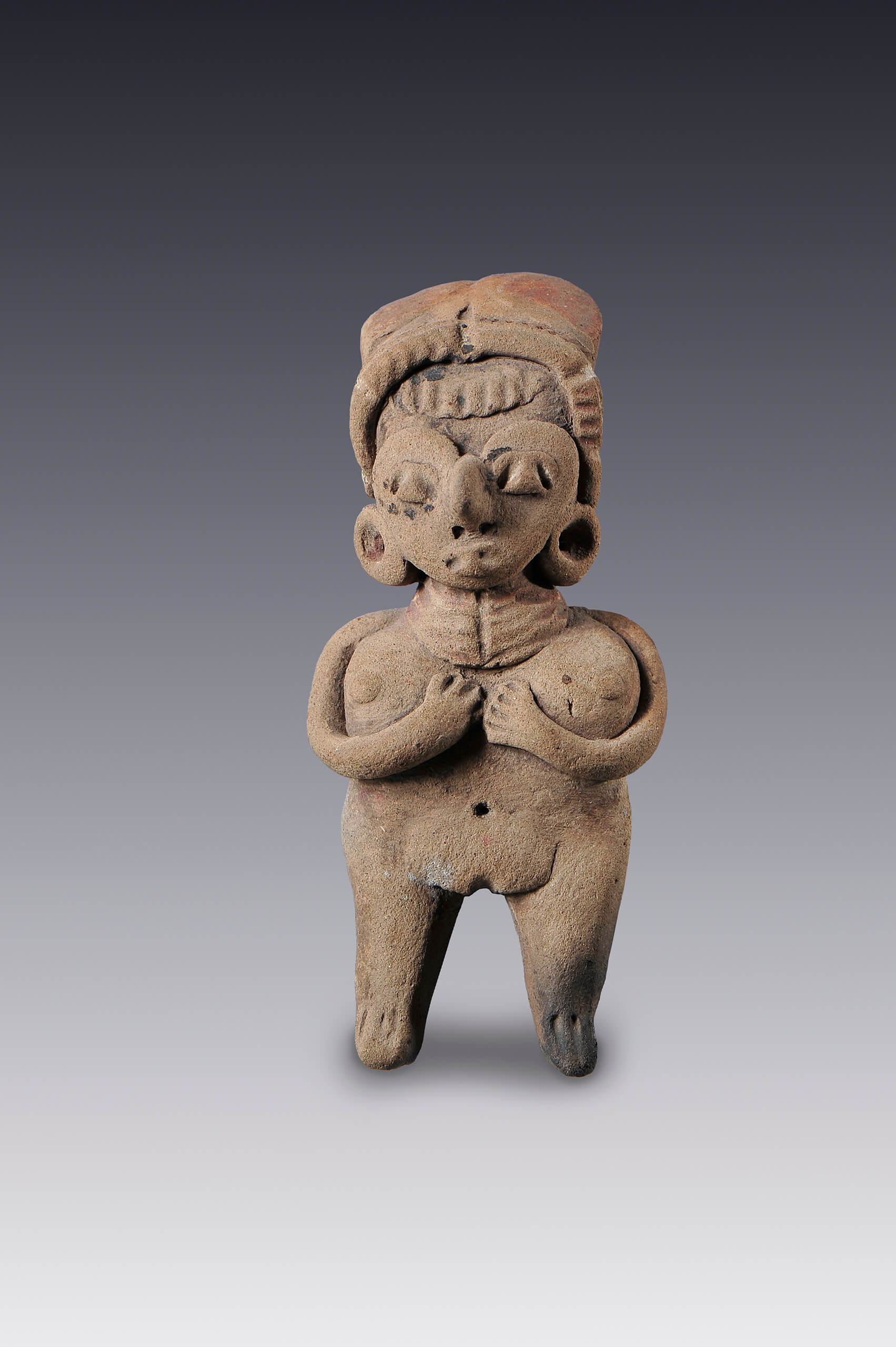 Mujeres de pie, desnudas, con collares y peinados | El México antiguo. Salas de Arte Prehispánico | Museo Amparo, Puebla