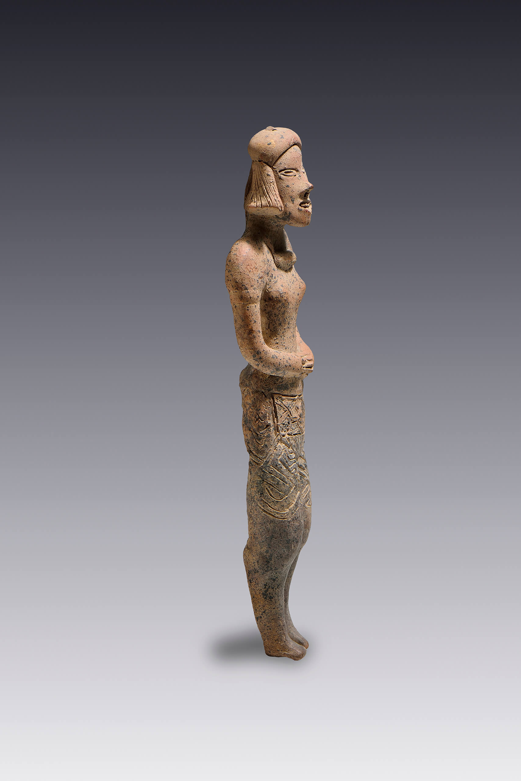 Mujer de pie con brazos al frente | El México antiguo. Salas de Arte Prehispánico | Museo Amparo, Puebla