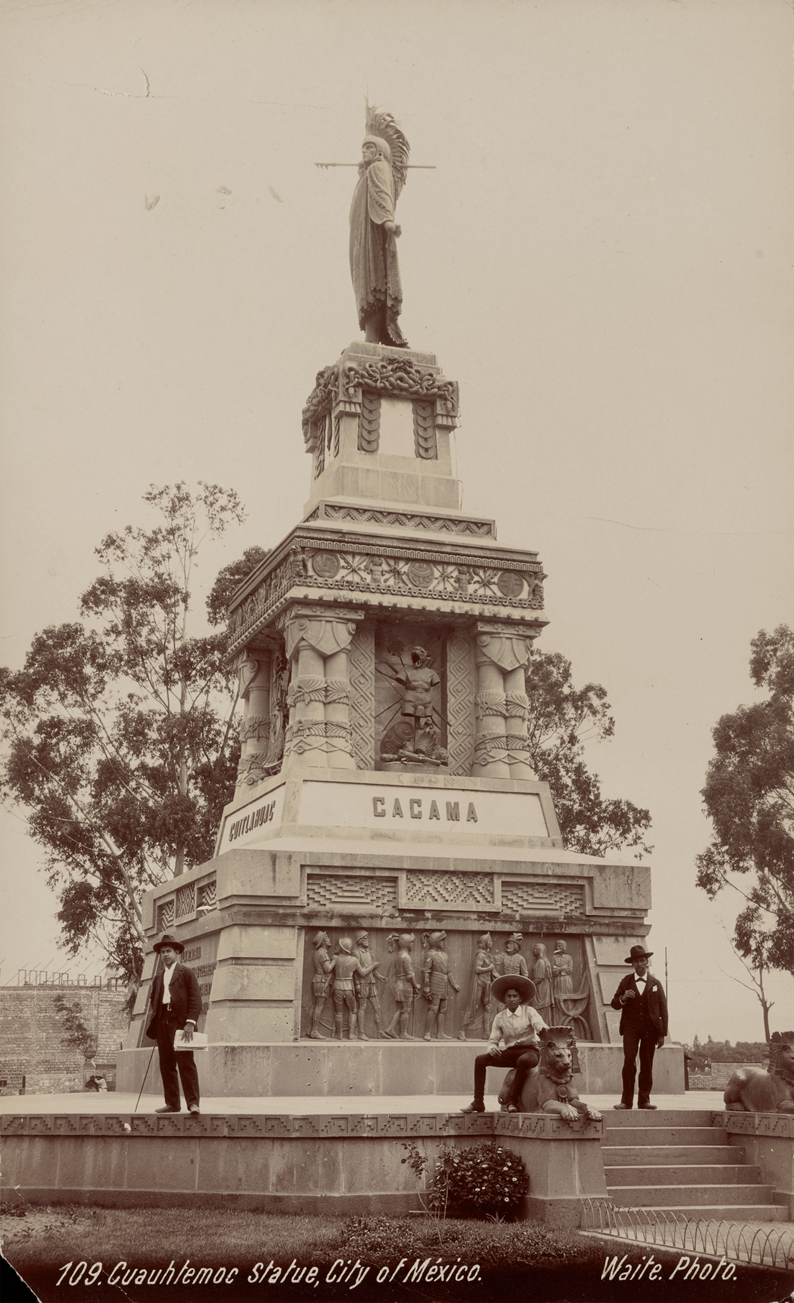 Estatua de Cuauhtémoc, Ciudad de México | La metrópolis en América Latina, 1830-1930 | Museo Amparo, Puebla