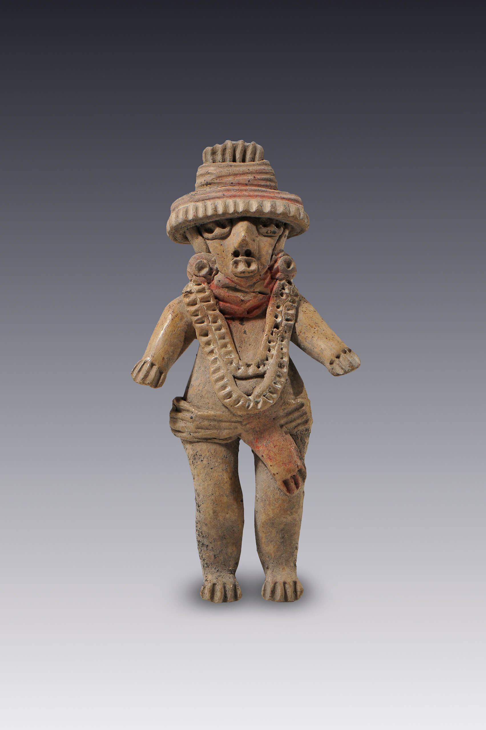 Personaje de pie, con amplio turbante, doble collar y taparrabo | El México antiguo. Salas de Arte Prehispánico | Museo Amparo, Puebla
