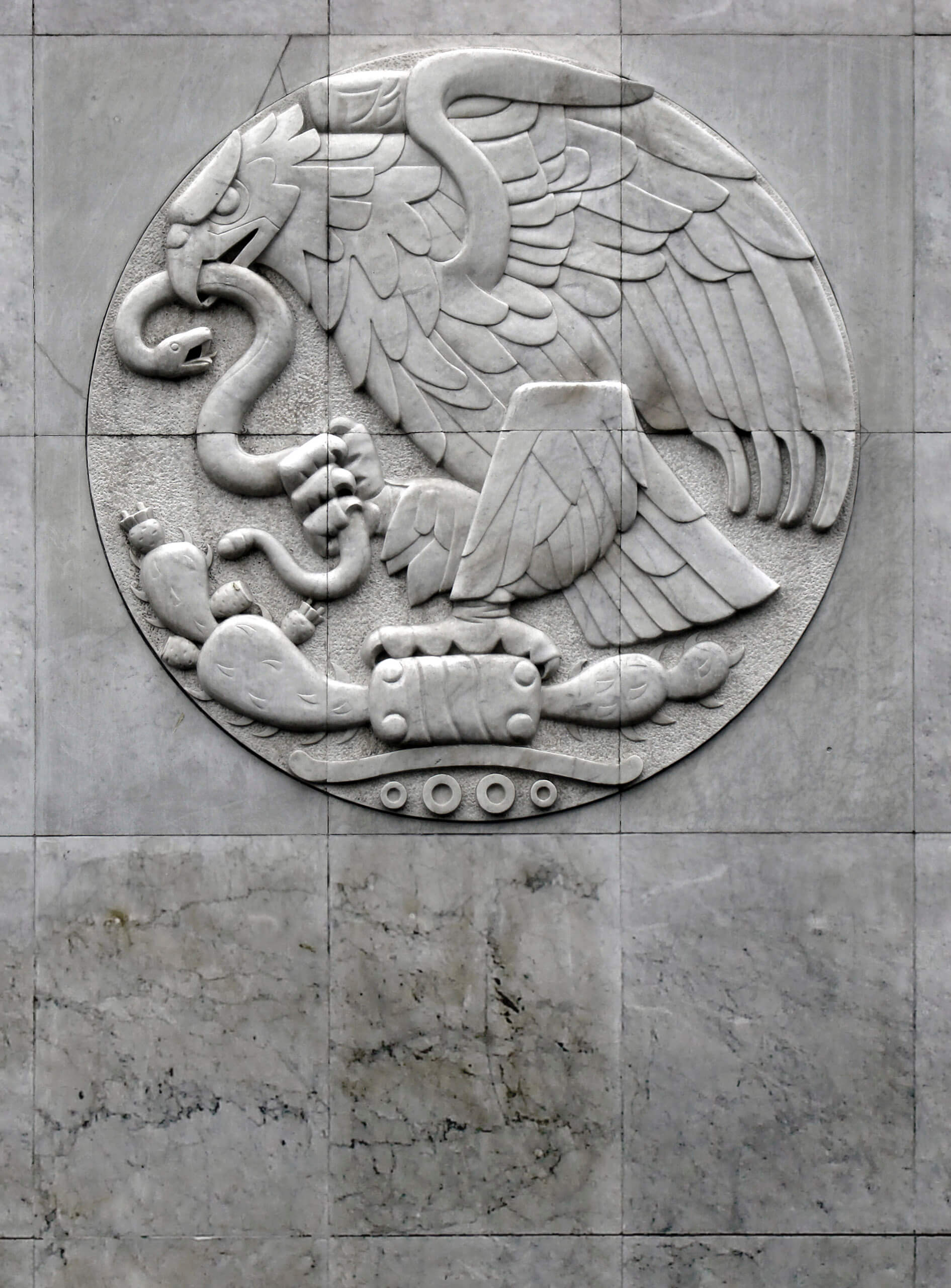 Desmantelamiento y reinstalación del escudo nacional | Tercerunquinto. Obra inconclusa | Museo Amparo, Puebla