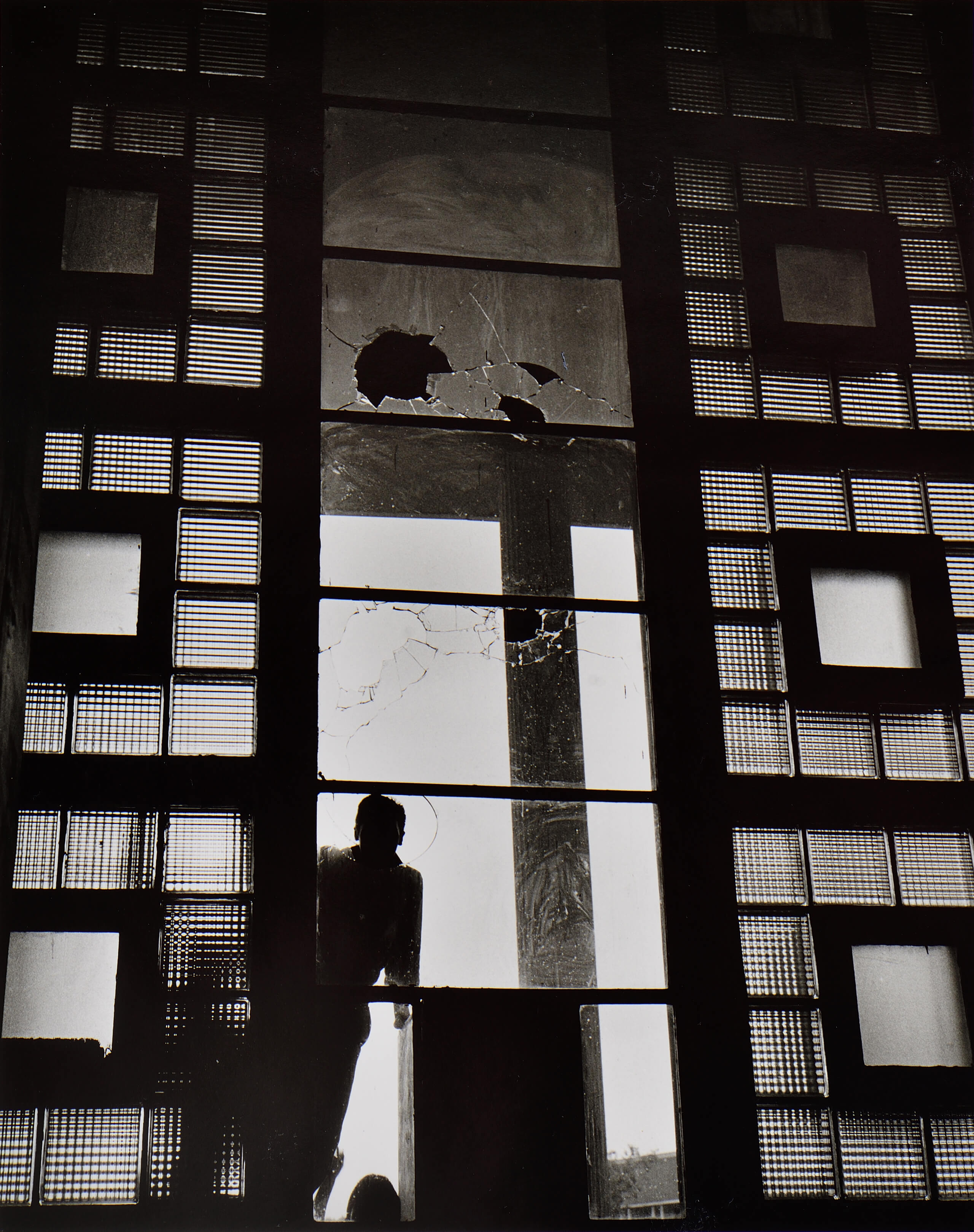 Del testimonio de 1958. Vidrios rotos | Rodrigo Moya. México | Museo Amparo, Puebla