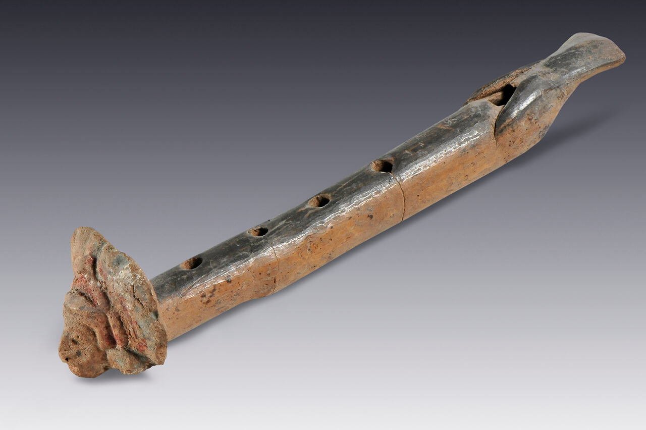 Flauta vertical con remate antropomorfo | El México antiguo. Salas de Arte Prehispánico | Museo Amparo, Puebla