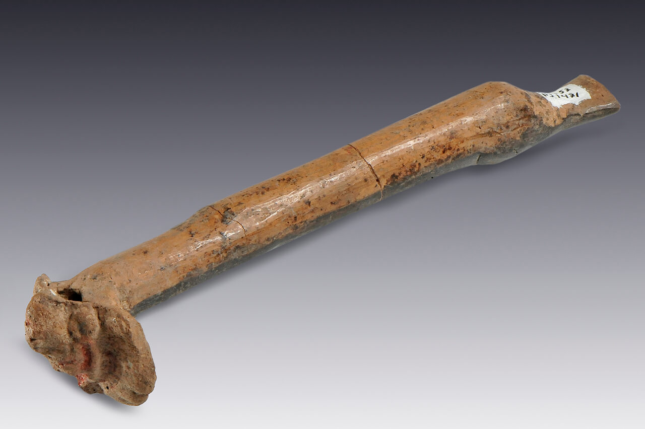 Flauta vertical con remate antropomorfo | El México antiguo. Salas de Arte Prehispánico | Museo Amparo, Puebla