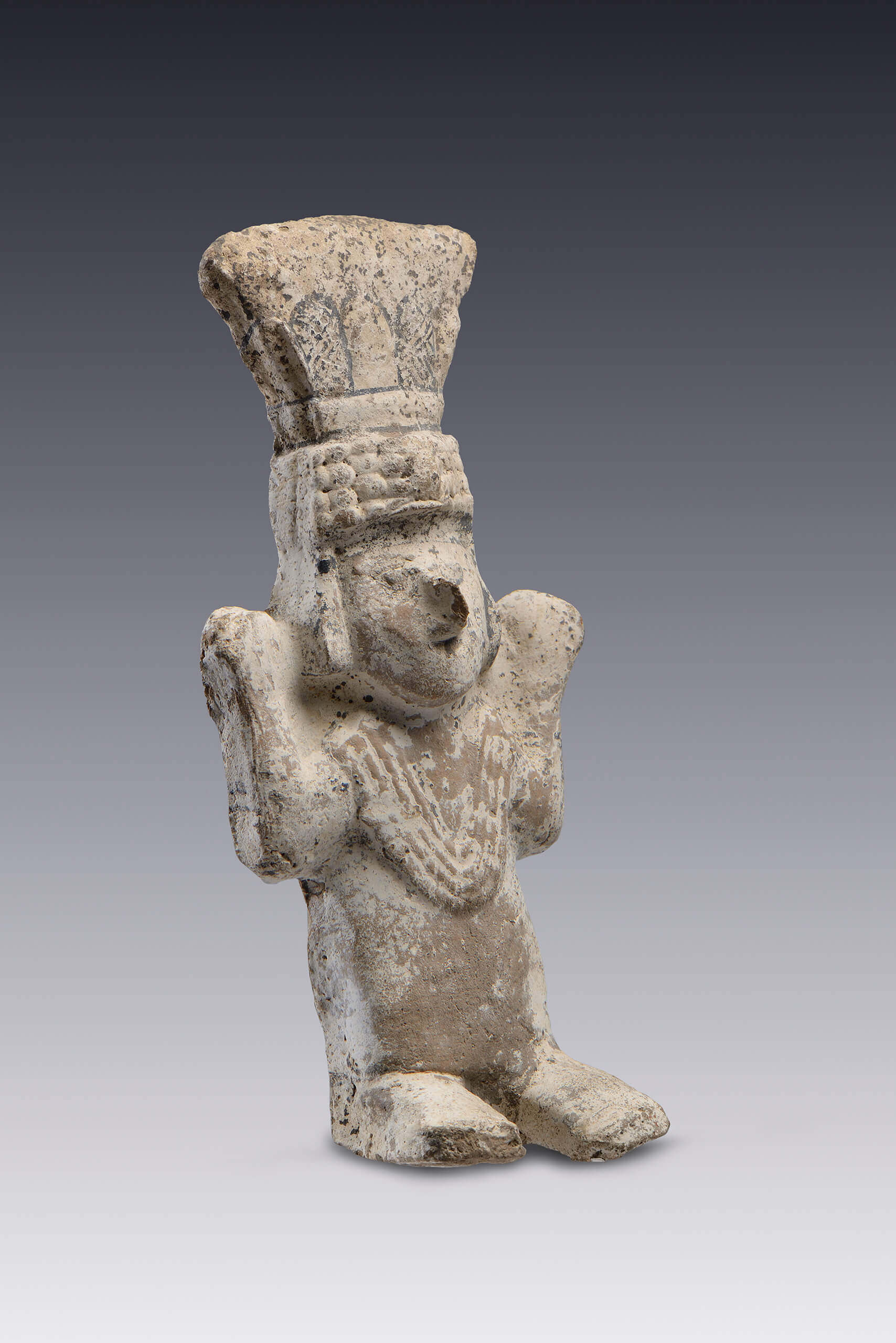 Figurilla femenina tipo galleta con Quechquemitl y tocado | El México antiguo. Salas de Arte Prehispánico | Museo Amparo, Puebla