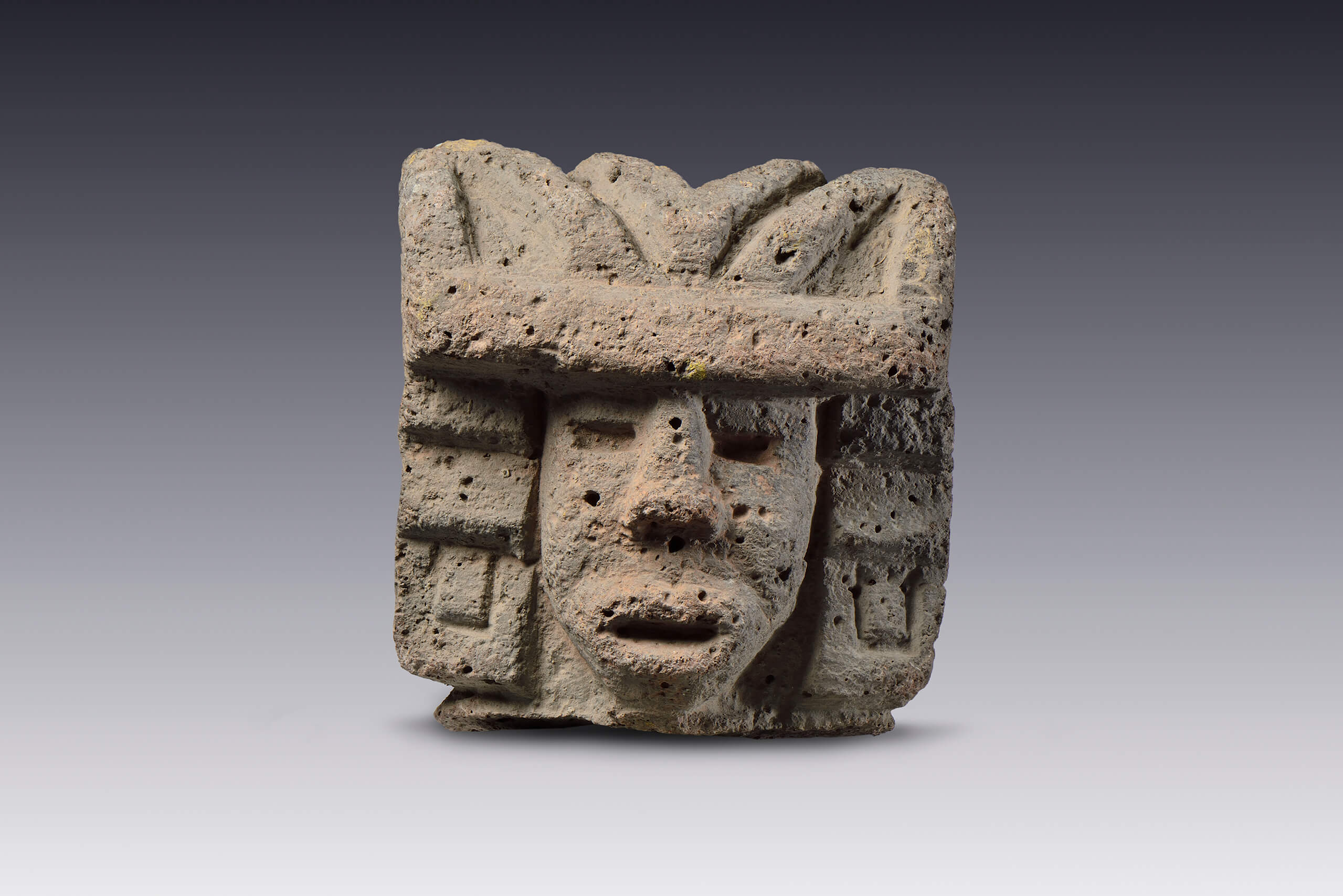 Cabezas antropomorfas de piedra con tocado | El México antiguo. Salas de Arte Prehispánico | Museo Amparo, Puebla