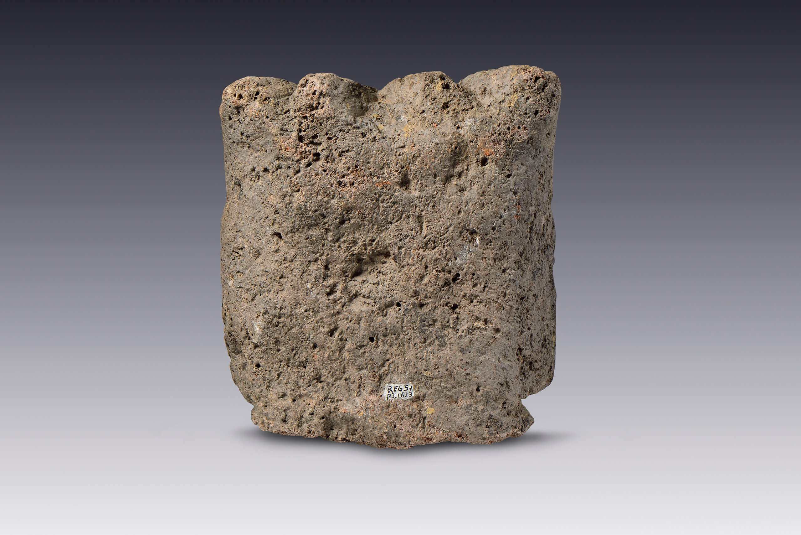 Cabezas antropomorfas de piedra con tocado | El México antiguo. Salas de Arte Prehispánico | Museo Amparo, Puebla