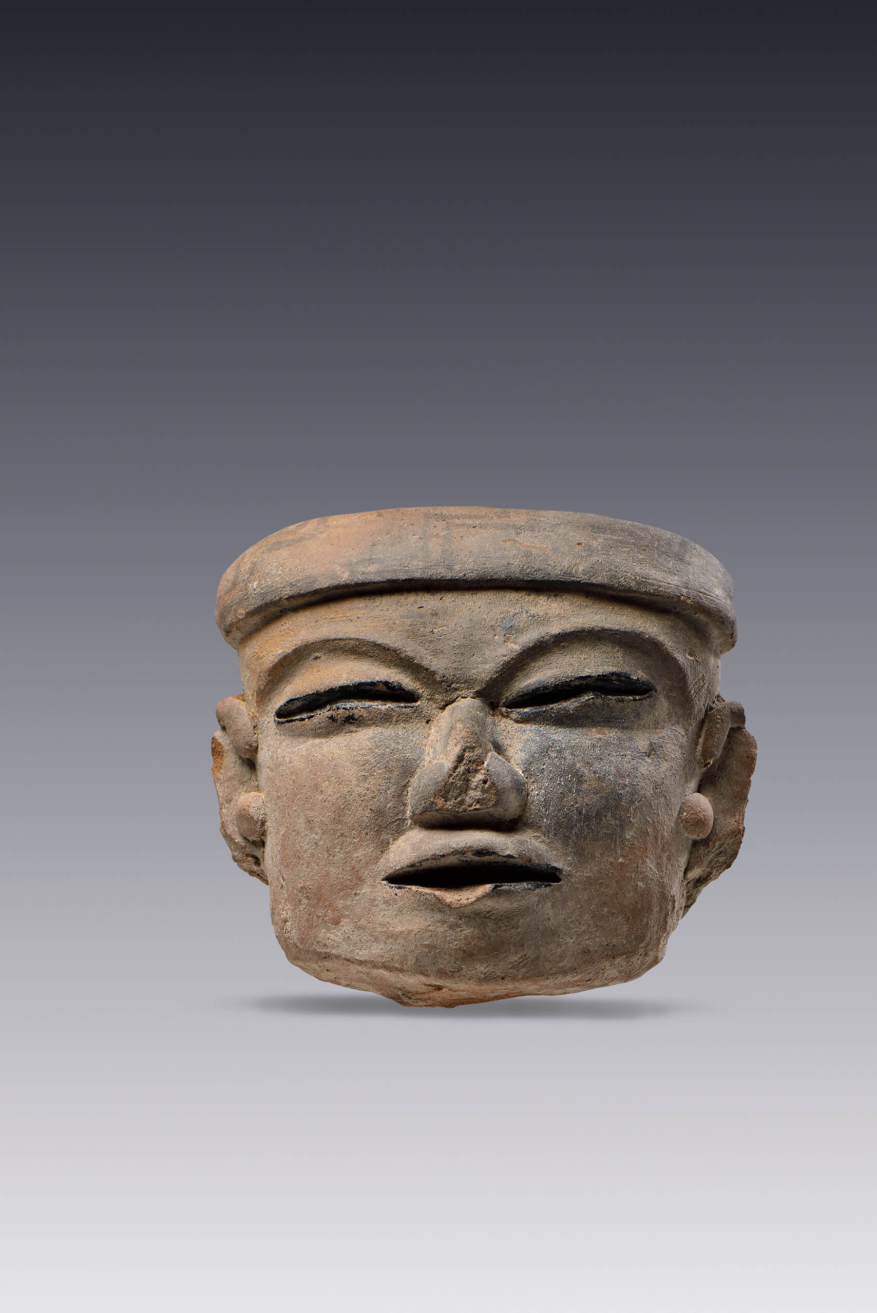 Cabeza de figurilla antropomorfa de terracota | El México antiguo. Salas de Arte Prehispánico | Museo Amparo, Puebla