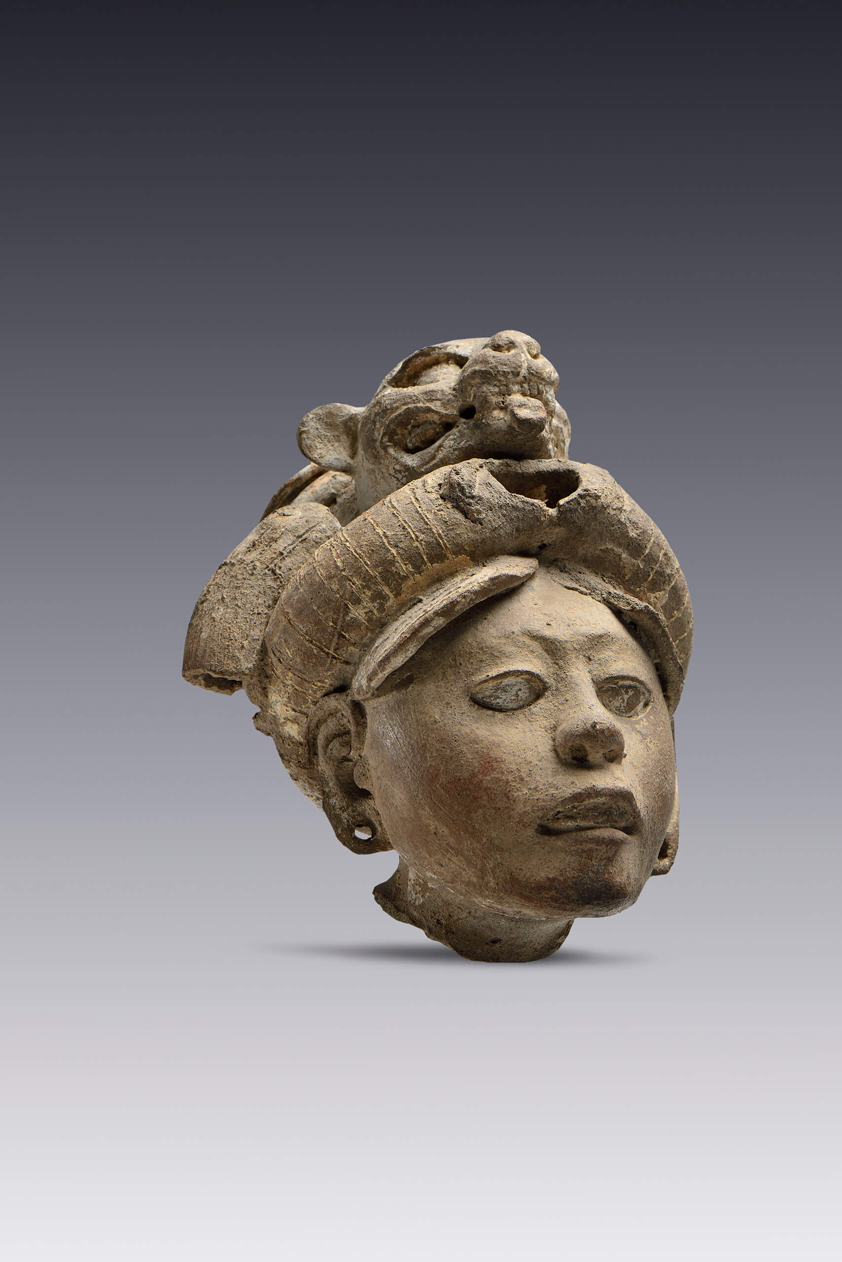 Olla antropomorfa (cabeza) con tocado de cabeza de felino | El México antiguo. Salas de Arte Prehispánico | Museo Amparo, Puebla