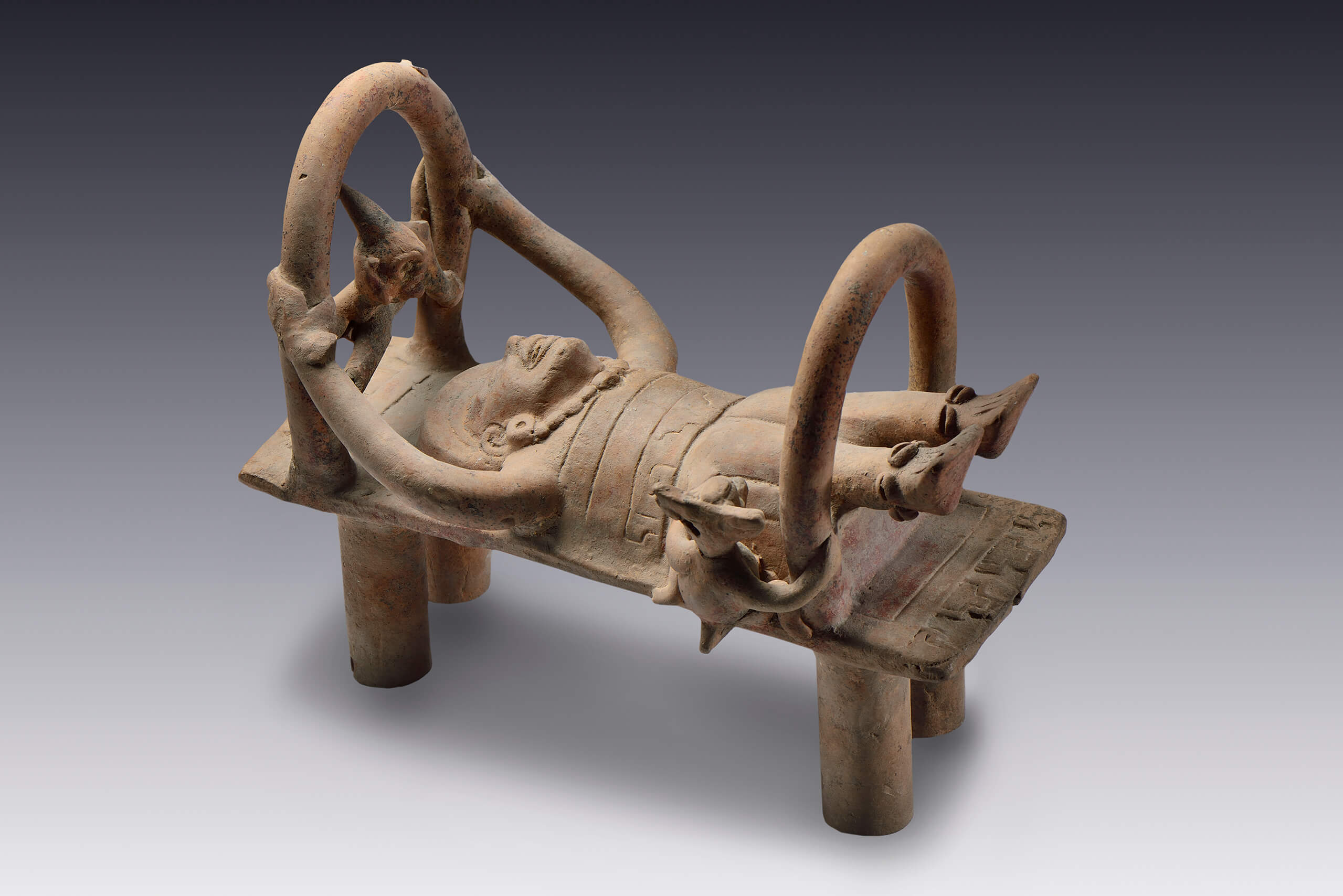 Figurilla antropomorfa acostada (silbato) con figurillas zoomorfas asociadas | El México antiguo. Salas de Arte Prehispánico | Museo Amparo, Puebla