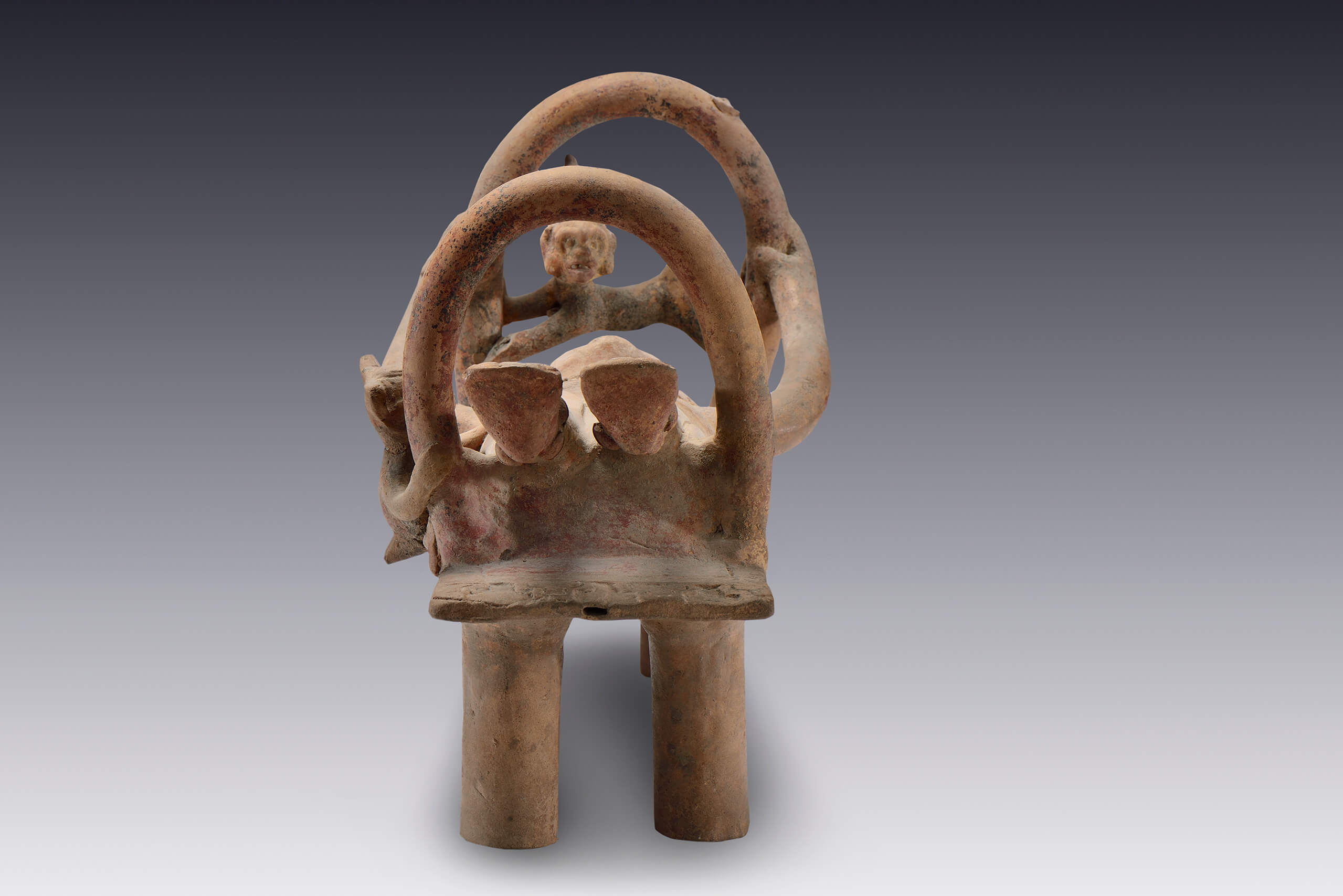 Figurilla antropomorfa acostada (silbato) con figurillas zoomorfas asociadas | El México antiguo. Salas de Arte Prehispánico | Museo Amparo, Puebla