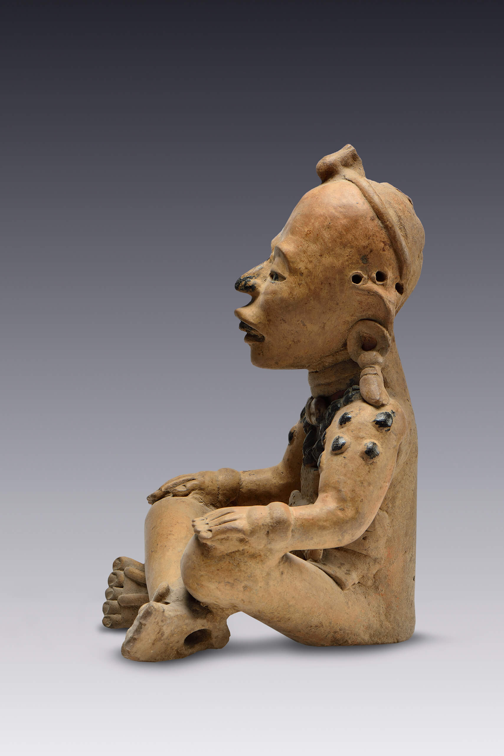 Figurilla antropomorfa sedente que representa a un personaje de elite | El tiempo en las cosas II. Salas de Arte Contemporáneo | Museo Amparo, Puebla
