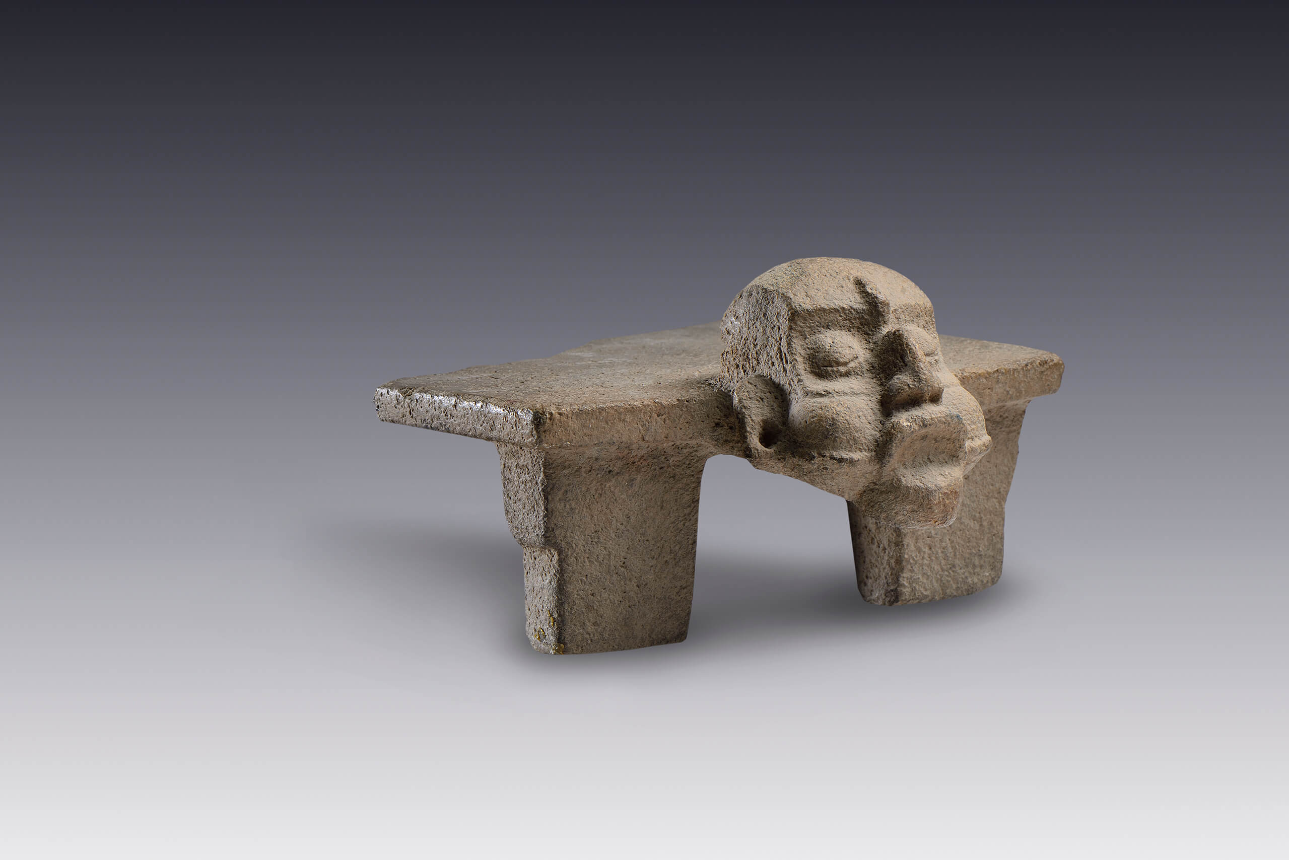 Metate efigie antropomorfo | El México antiguo. Salas de Arte Prehispánico | Museo Amparo, Puebla
