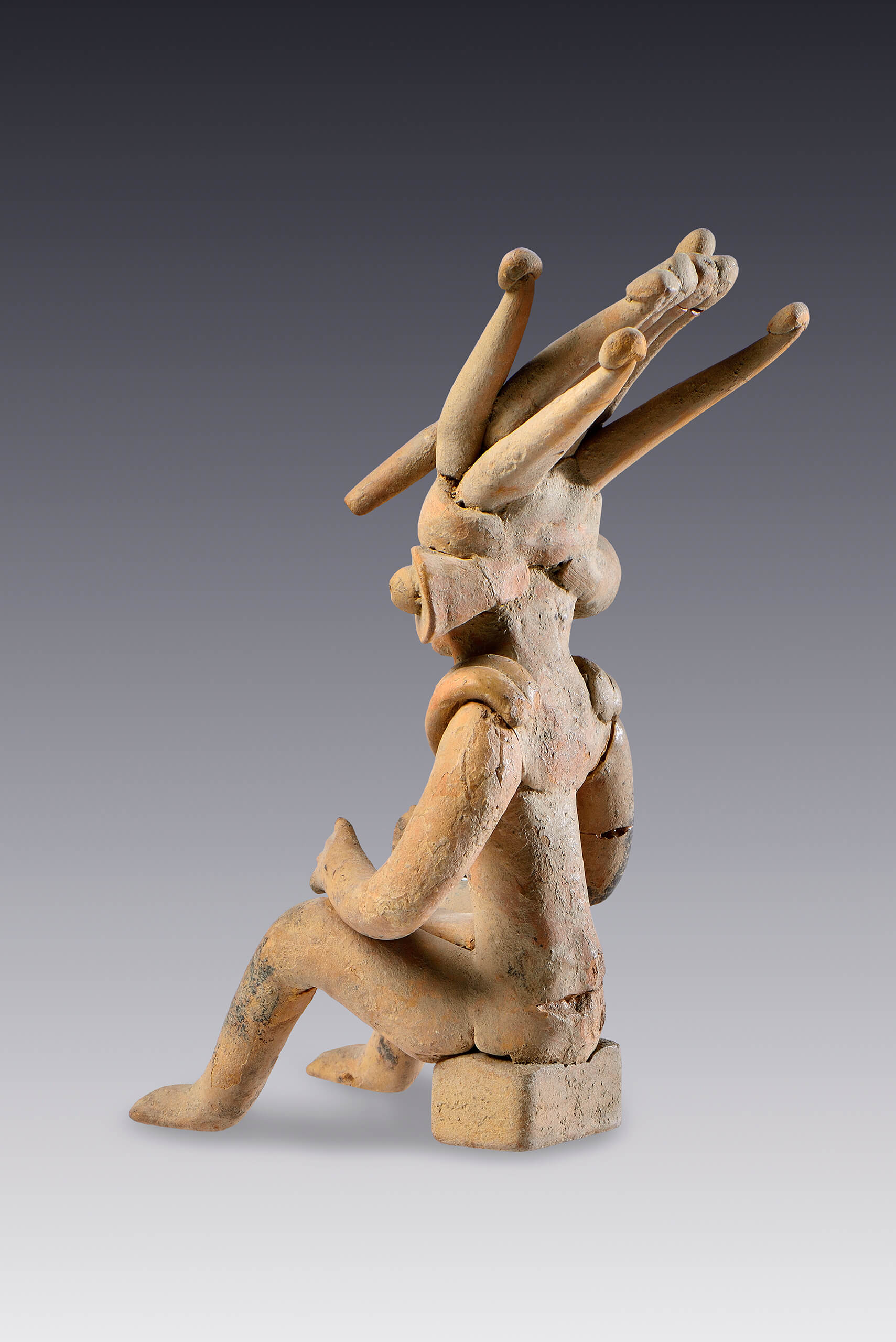 Figurilla antropomorfa sedente | El México antiguo. Salas de Arte Prehispánico | Museo Amparo, Puebla