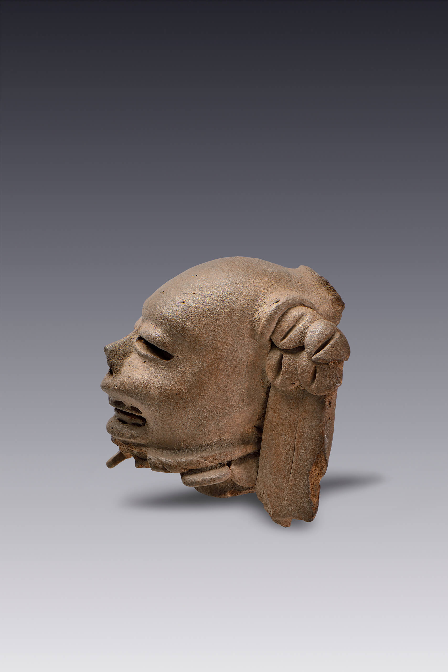 Cabeza antropomorfa con representación de Xipe-Tótec (Fragmento de vasija efigie) | El tiempo en las cosas. Salas de Arte Contemporáneo | Museo Amparo, Puebla