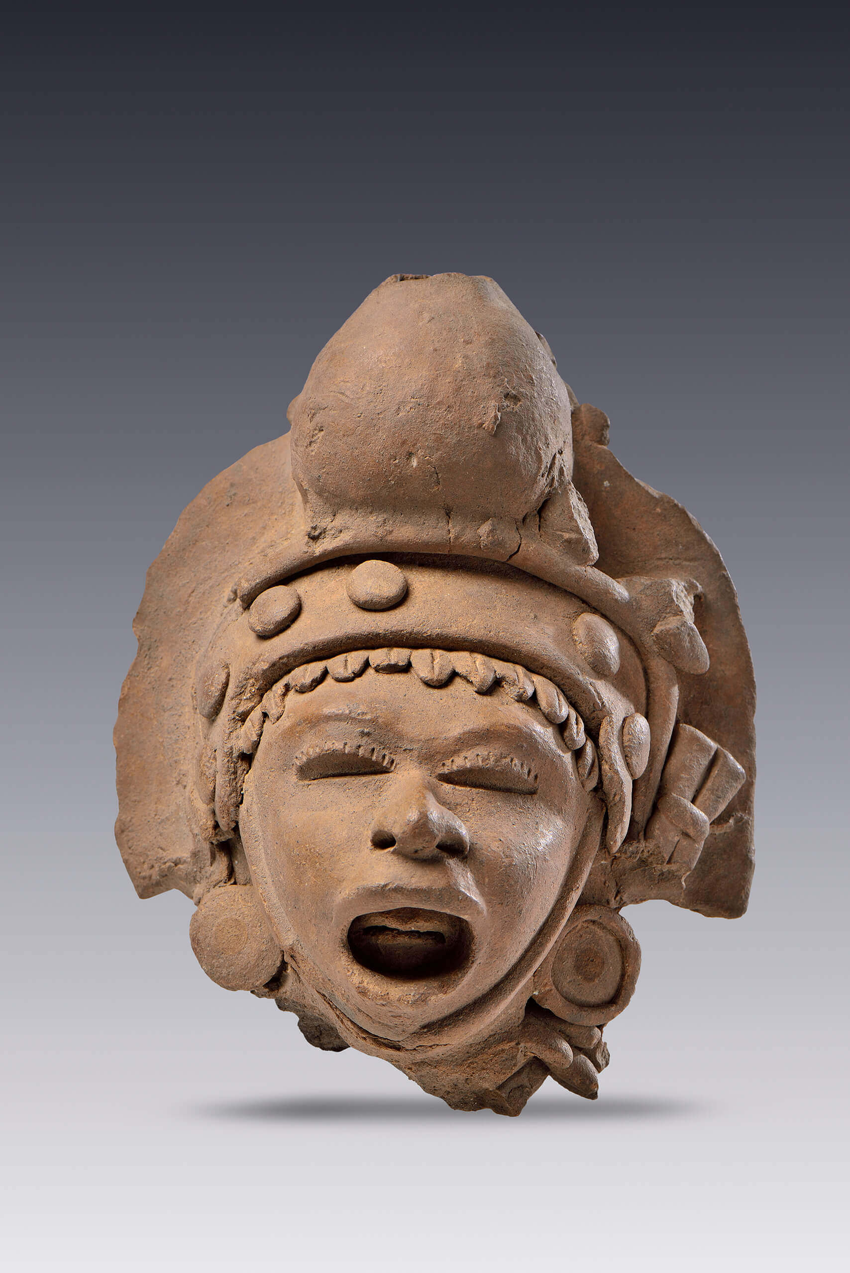 Cabeza antropomorfa con representación de Xipe-Tótec | El tiempo en las cosas. Salas de Arte Contemporáneo | Museo Amparo, Puebla