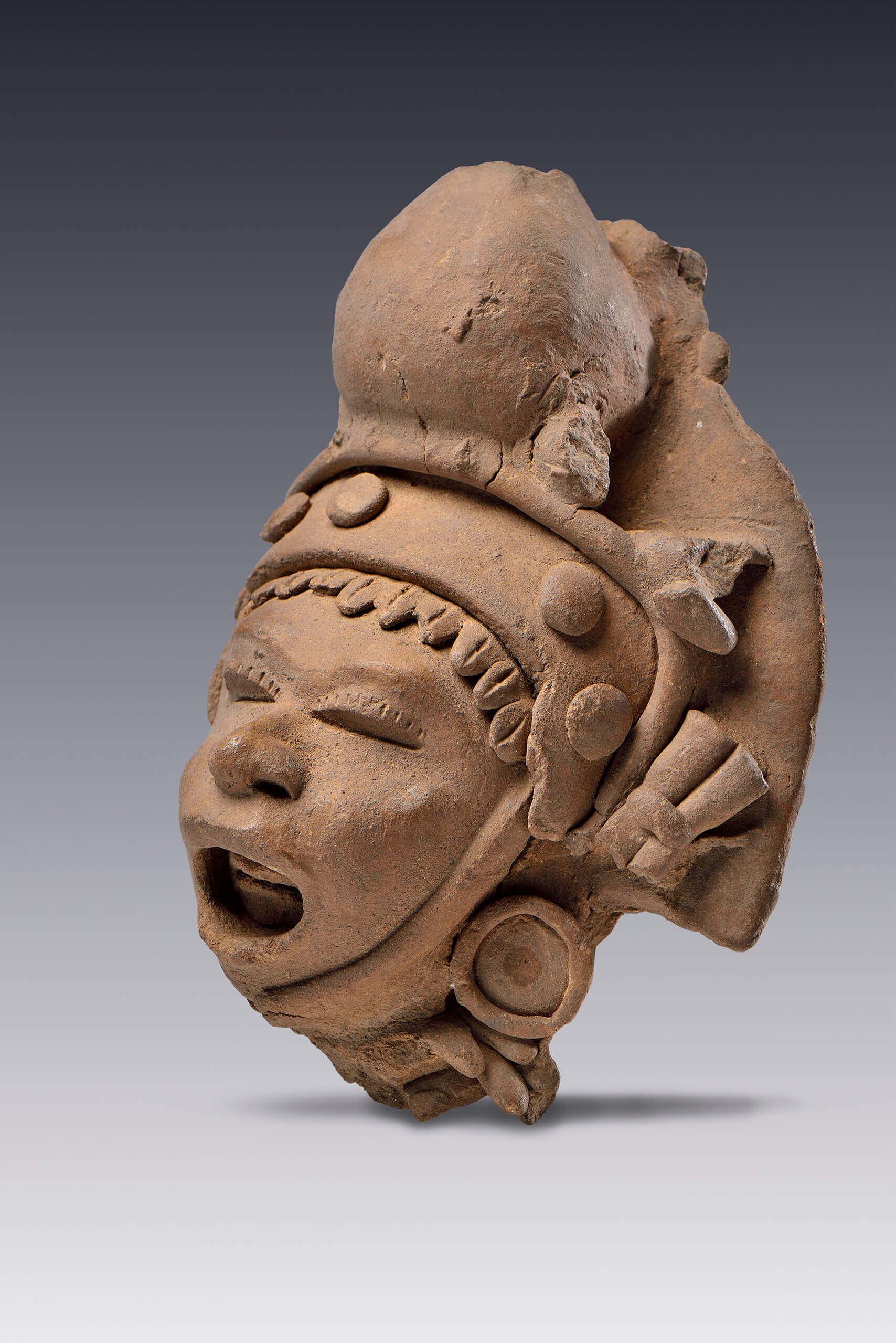Cabeza antropomorfa con representación de Xipe-Tótec | El tiempo en las cosas. Salas de Arte Contemporáneo | Museo Amparo, Puebla