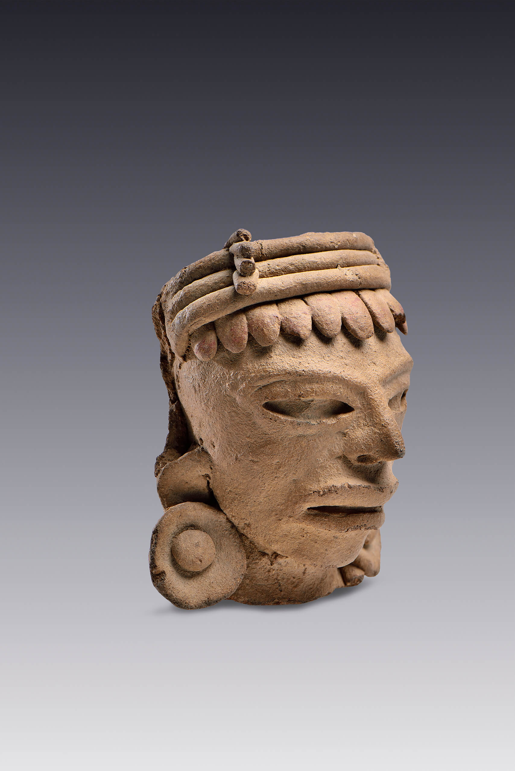 Cabeza antropomorfa de personaje gesticulando | El México antiguo. Salas de Arte Prehispánico | Museo Amparo, Puebla