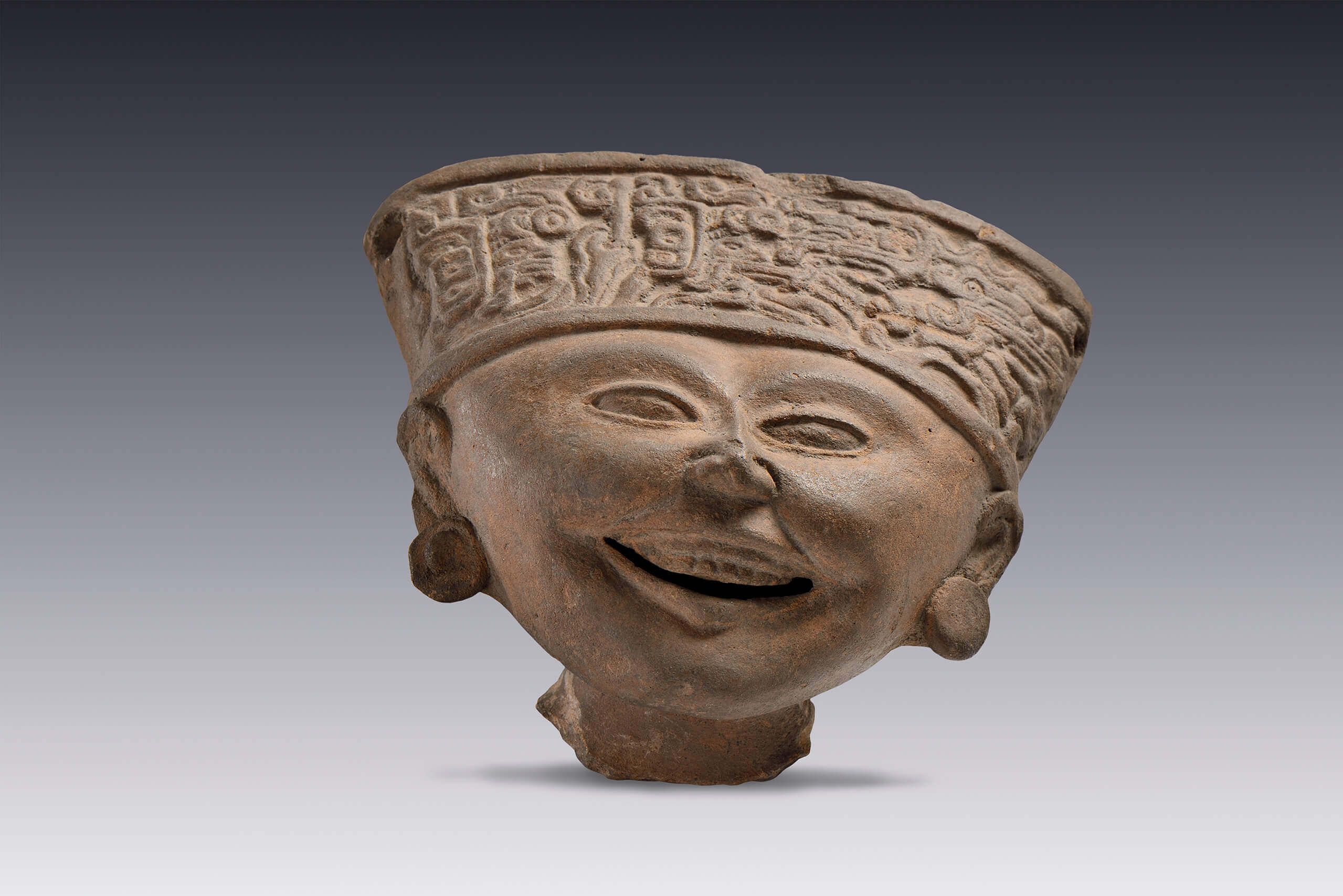 Figurillas sonrientes con diferentes tocados | El tiempo en las cosas. Salas de Arte Contemporáneo | Museo Amparo, Puebla