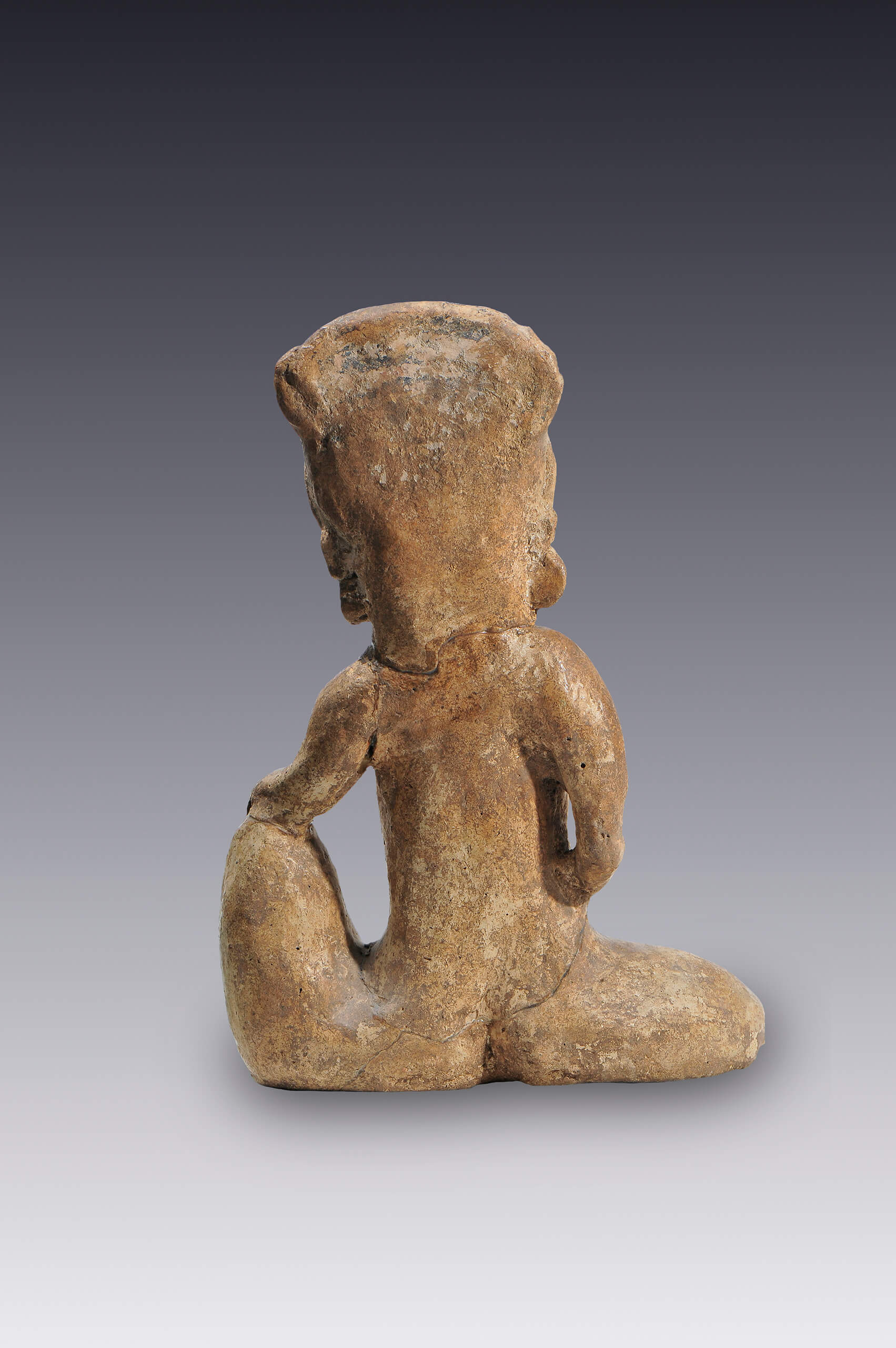 Figurilla de personaje ventrudo sentado | El México antiguo. Salas de Arte Prehispánico | Museo Amparo, Puebla