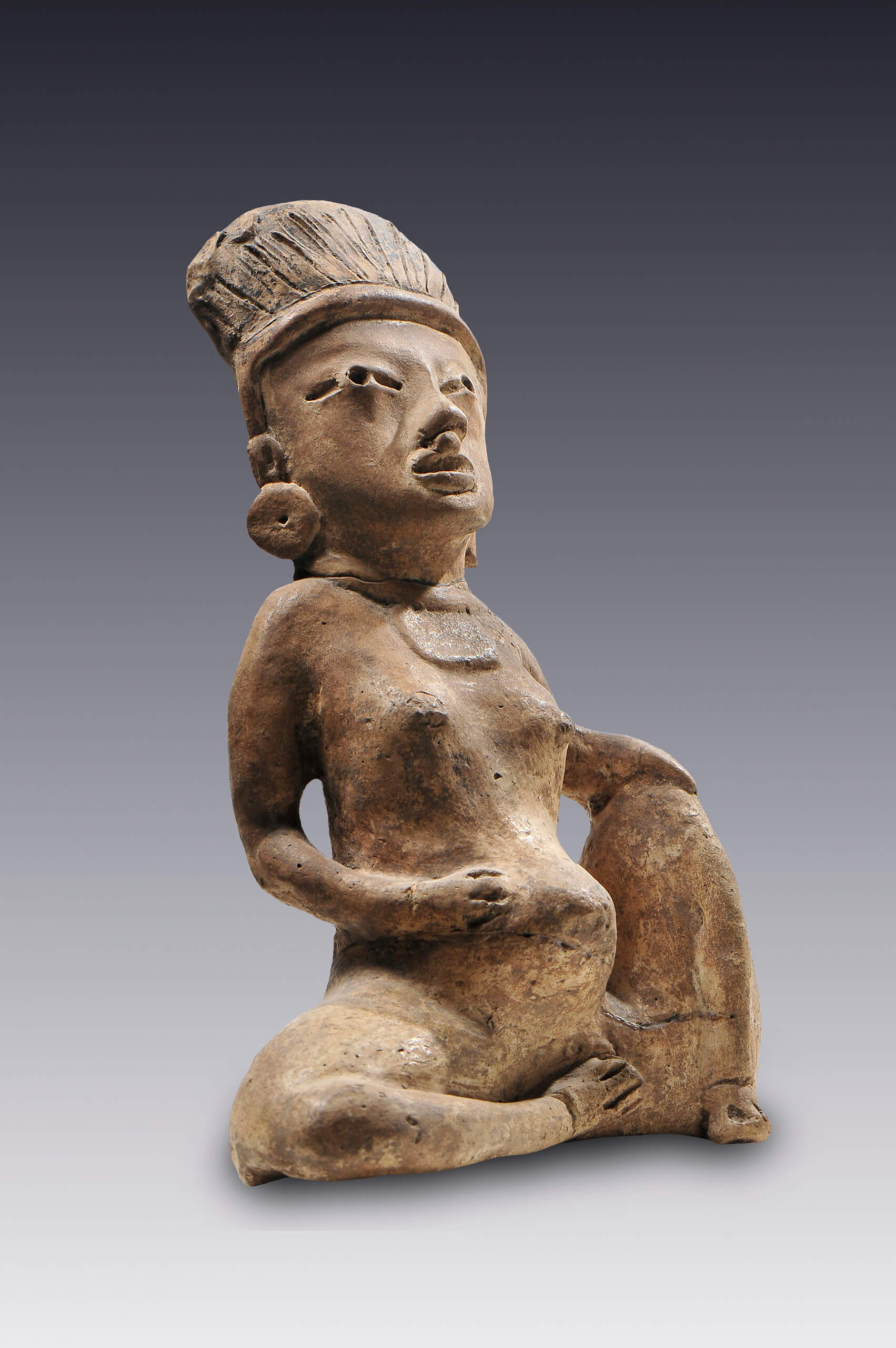 Figurilla de personaje ventrudo sentado | El México antiguo. Salas de Arte Prehispánico | Museo Amparo, Puebla