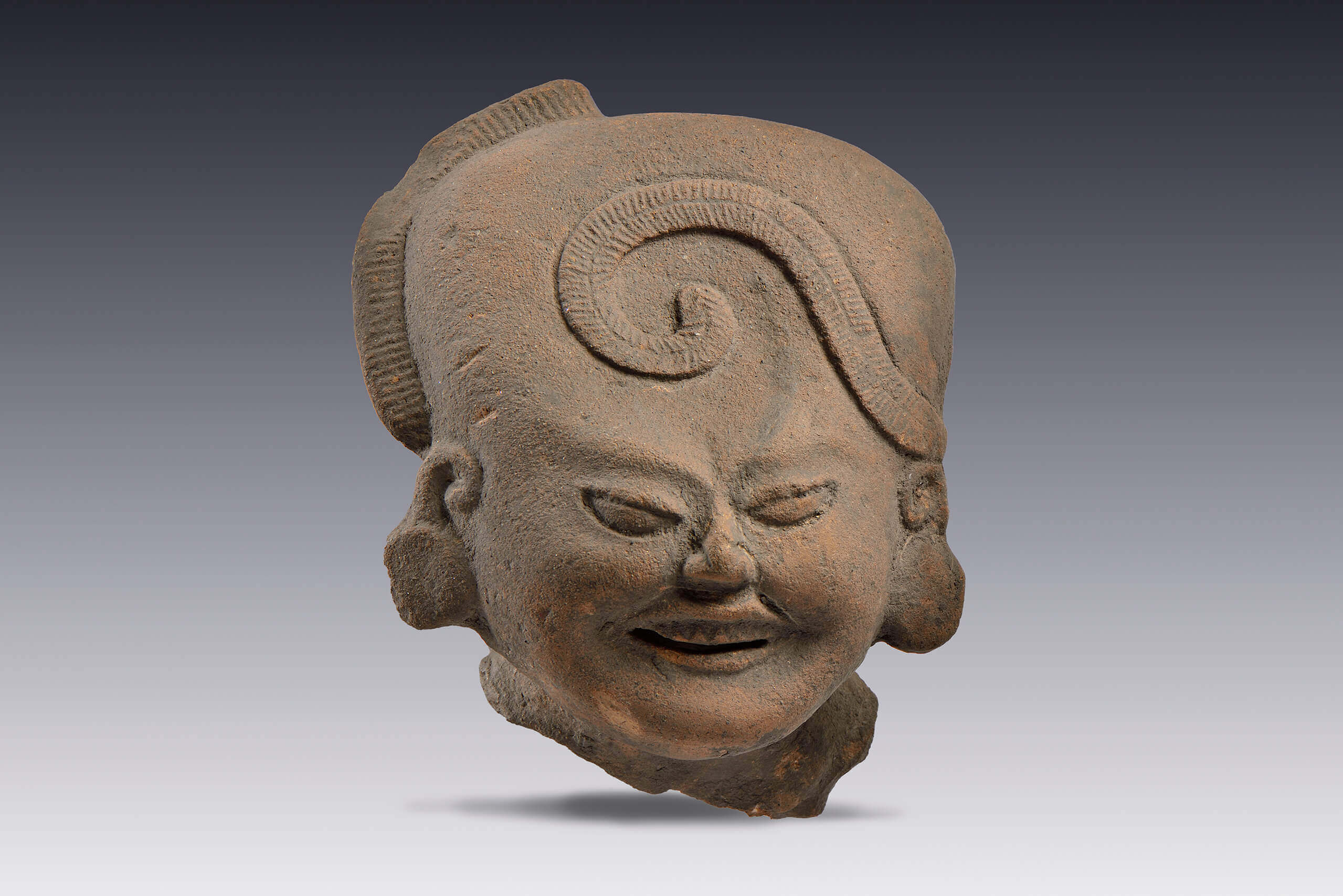 Figurillas sonrientes con diferentes tocados | El tiempo en las cosas II. Salas de Arte Contemporáneo | Museo Amparo, Puebla