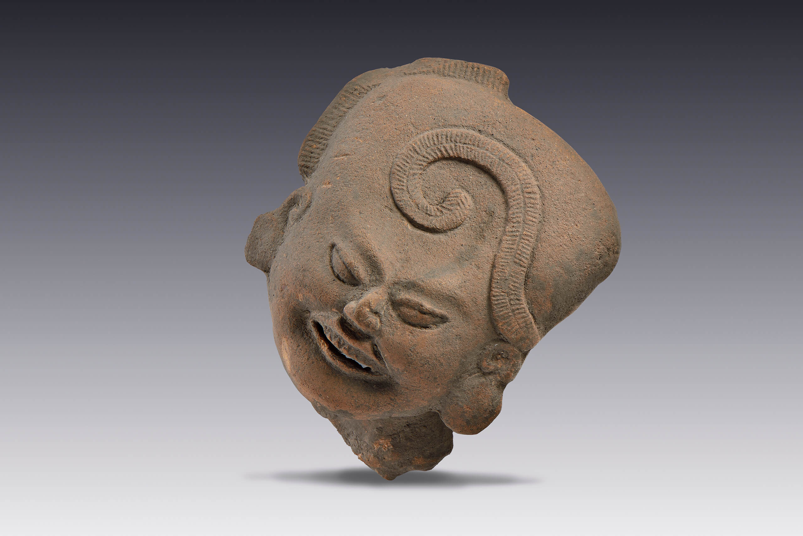 Figurillas sonrientes con diferentes tocados | El tiempo en las cosas II. Salas de Arte Contemporáneo | Museo Amparo, Puebla