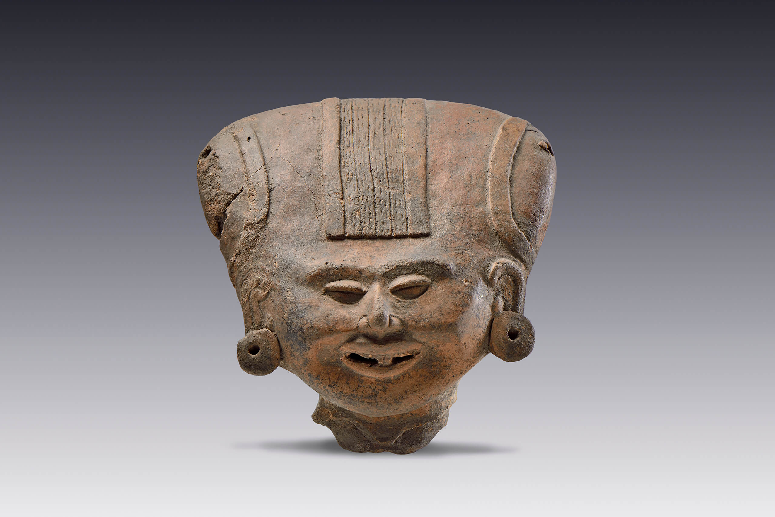 Figurillas sonrientes con diferentes tocados | El México antiguo. Salas de Arte Prehispánico | Museo Amparo, Puebla