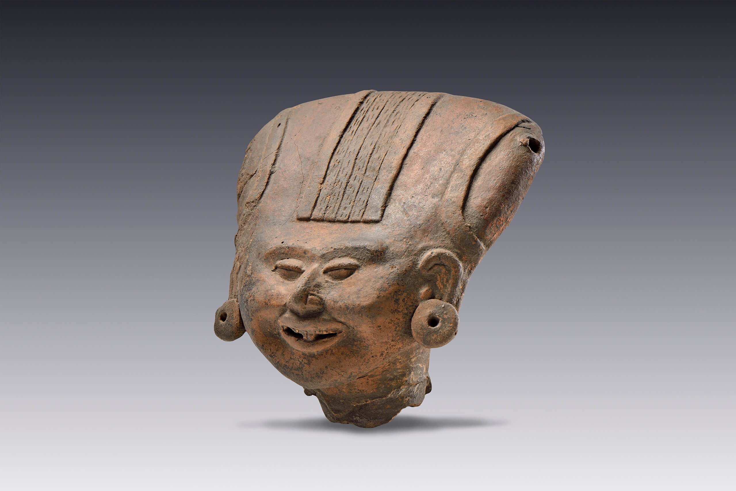 Figurillas sonrientes con diferentes tocados | El México antiguo. Salas de Arte Prehispánico | Museo Amparo, Puebla