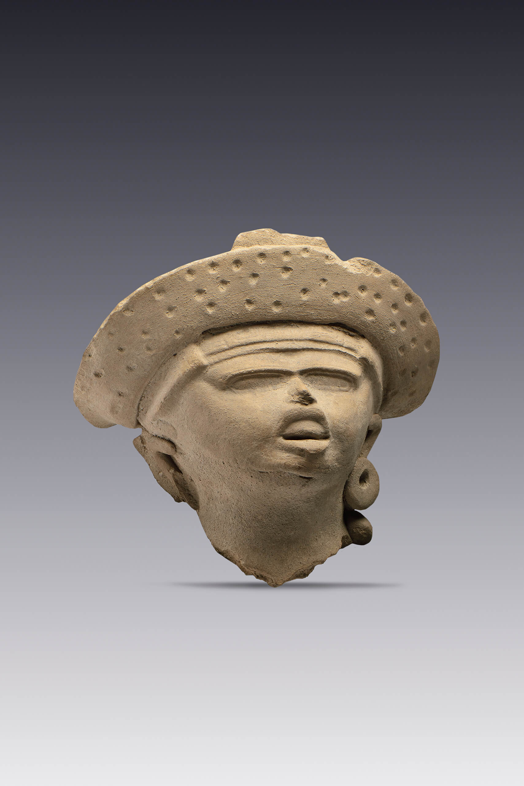 Rostros con tocado y orejeras | El tiempo en las cosas. Salas de Arte Contemporáneo | Museo Amparo, Puebla