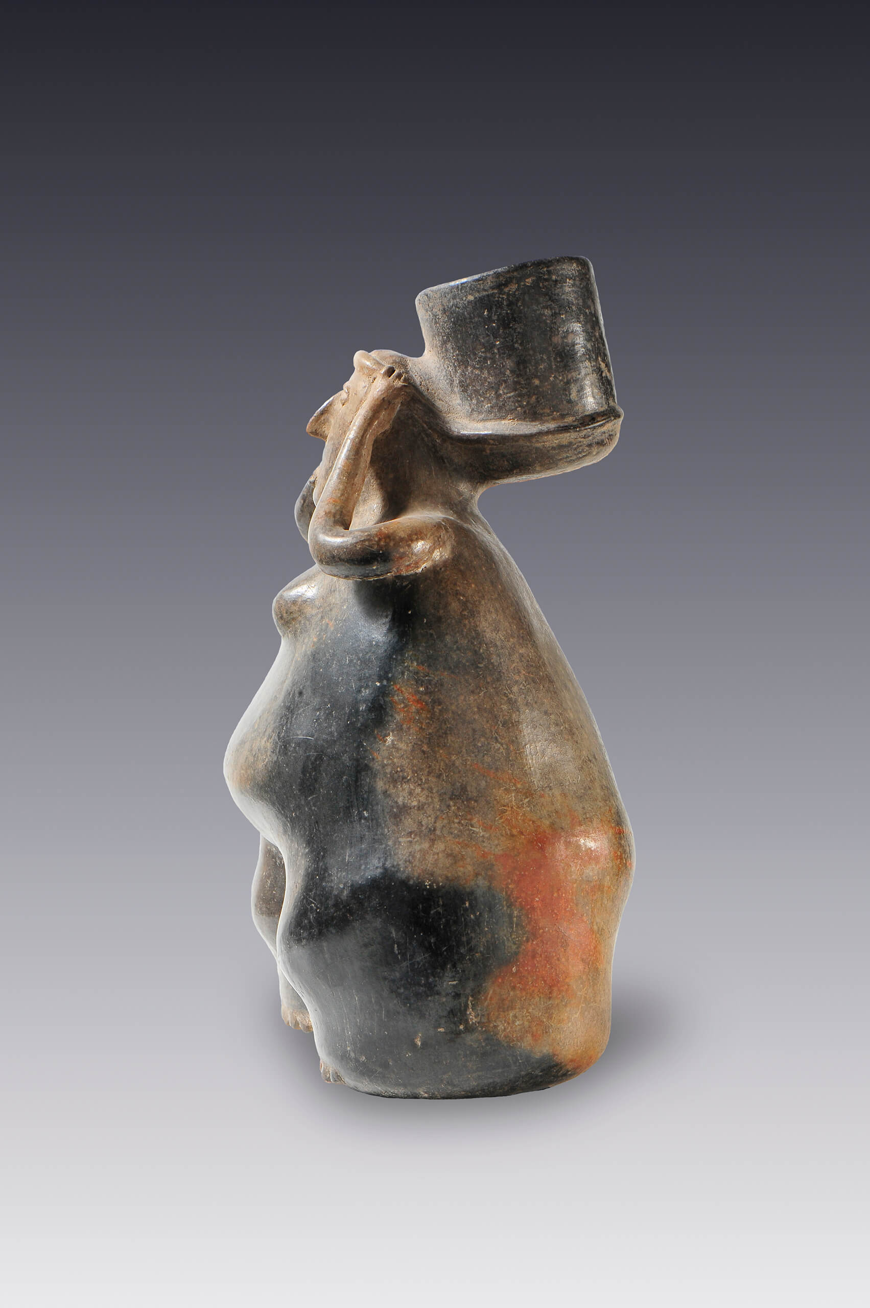 Mujer que carga una vasija con mecapal | El México antiguo. Salas de Arte Prehispánico | Museo Amparo, Puebla