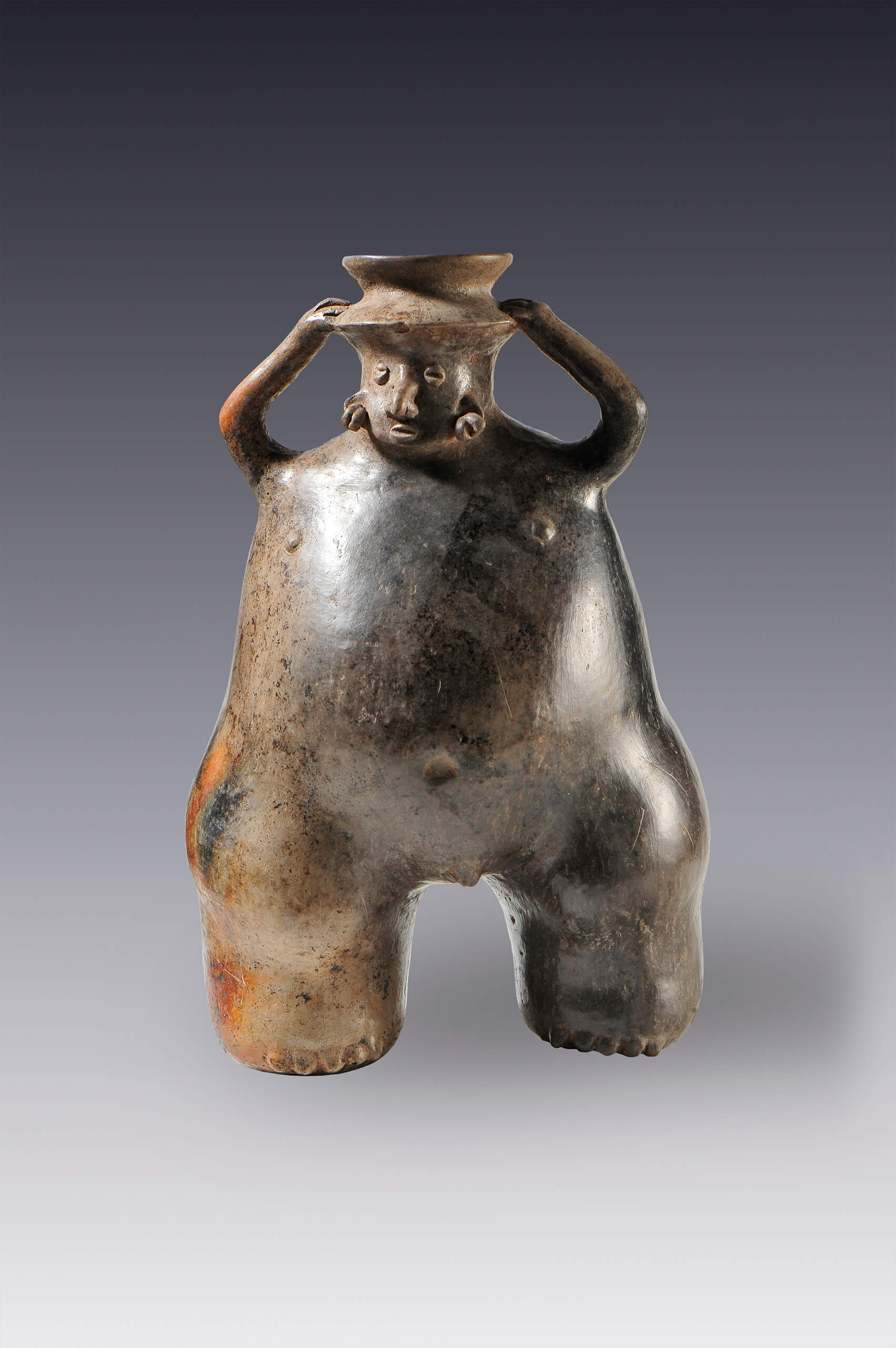 Hombre con una vasija sobre la cabeza | El México antiguo. Salas de Arte Prehispánico | Museo Amparo, Puebla