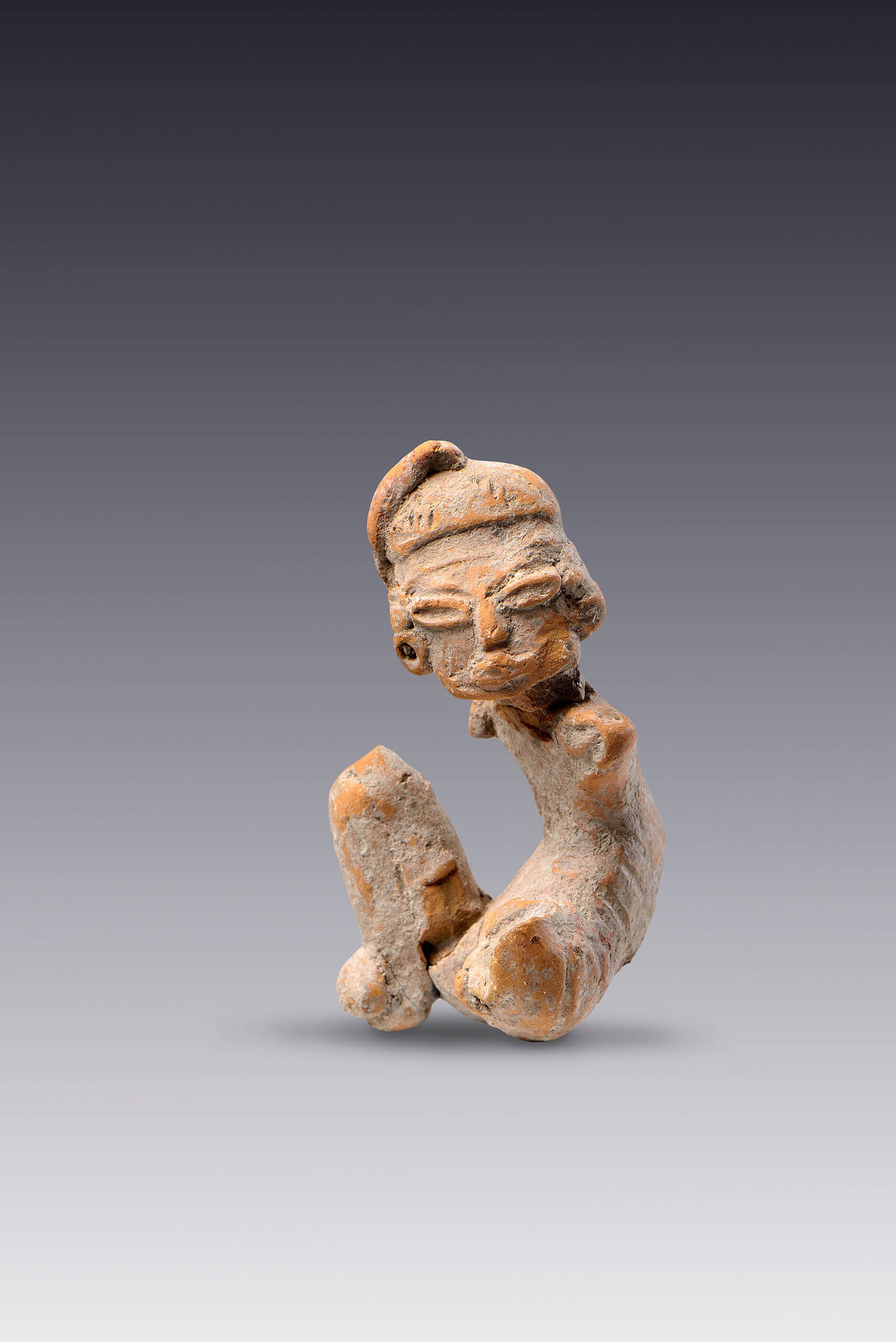 Figurilla sedente con columna deforme | El tiempo en las cosas II. Salas de Arte Contemporáneo | Museo Amparo, Puebla