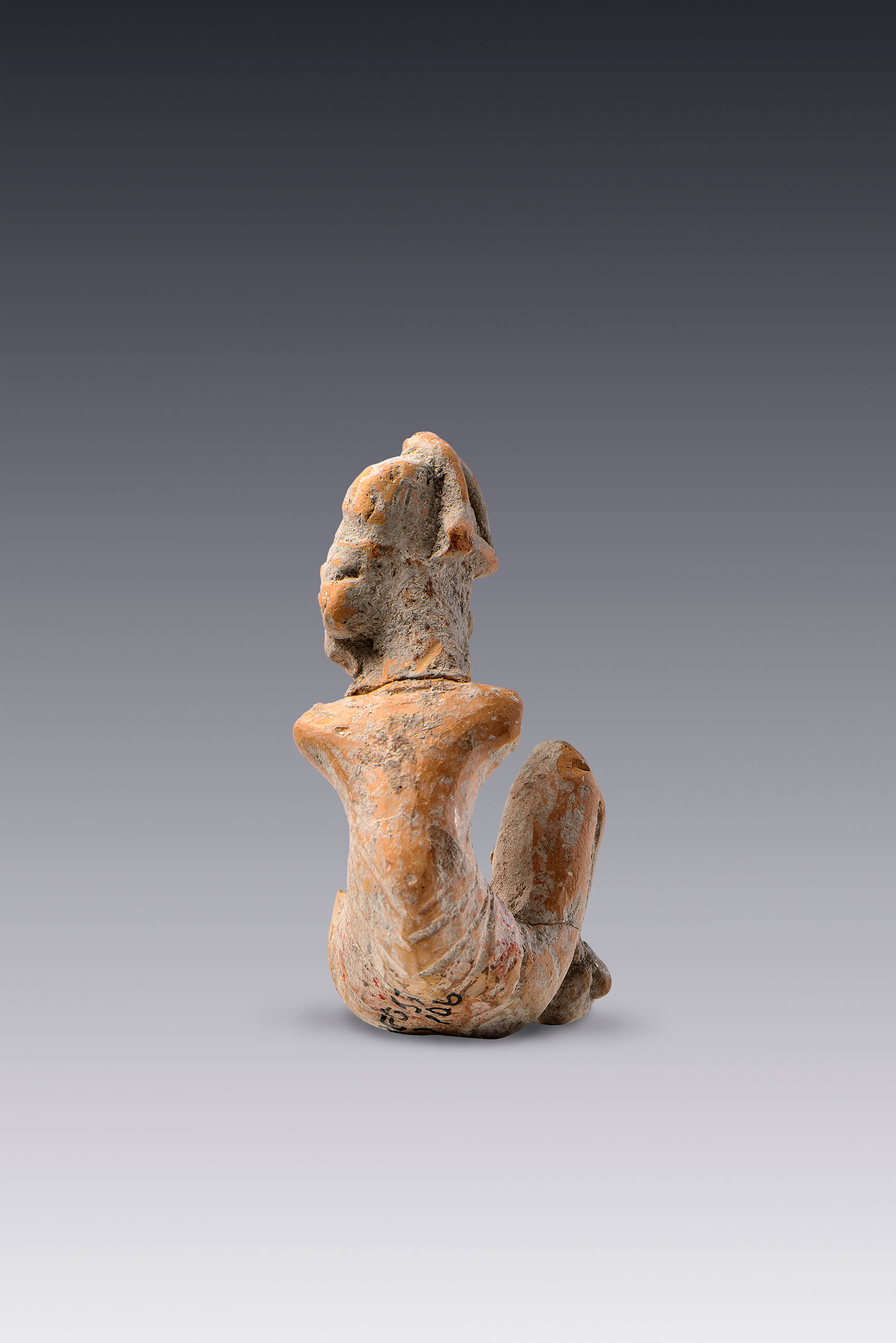Figurilla sedente con columna deforme | El tiempo en las cosas II. Salas de Arte Contemporáneo | Museo Amparo, Puebla