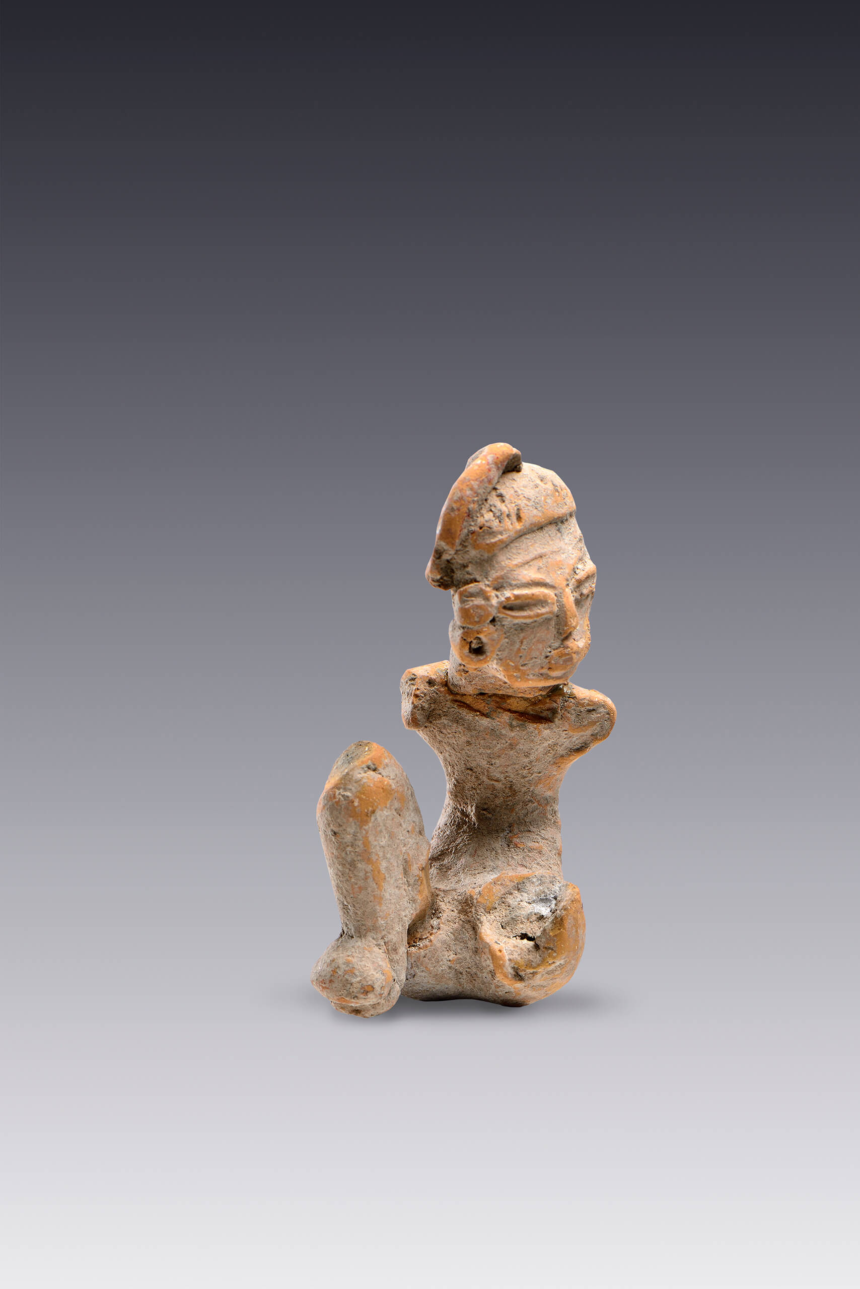 Figurilla sedente con columna deforme | El tiempo en las cosas. Salas de Arte Contemporáneo | Museo Amparo, Puebla