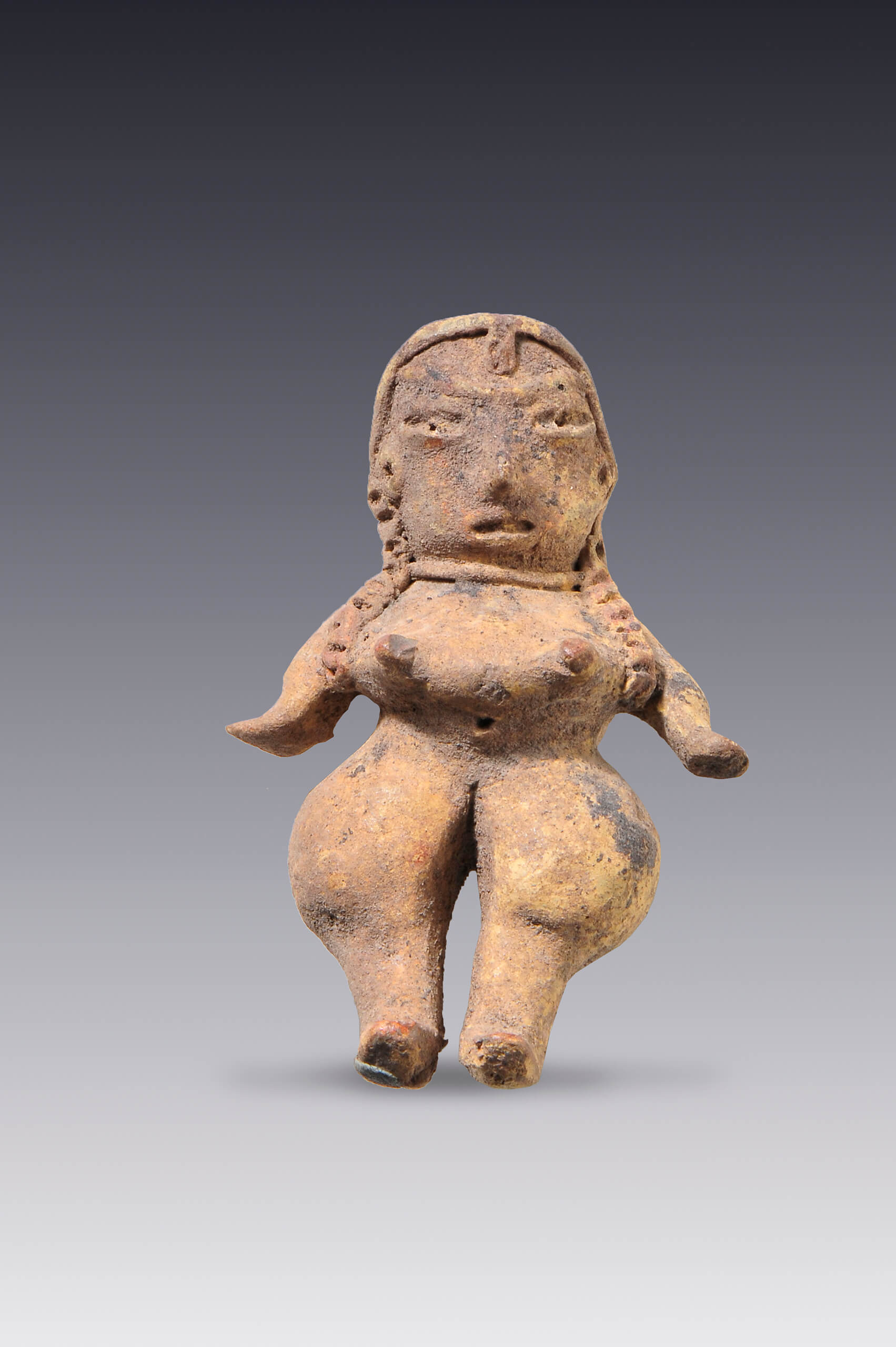Figurilla femenina con deformidad en la espalda | El México antiguo. Salas de Arte Prehispánico | Museo Amparo, Puebla