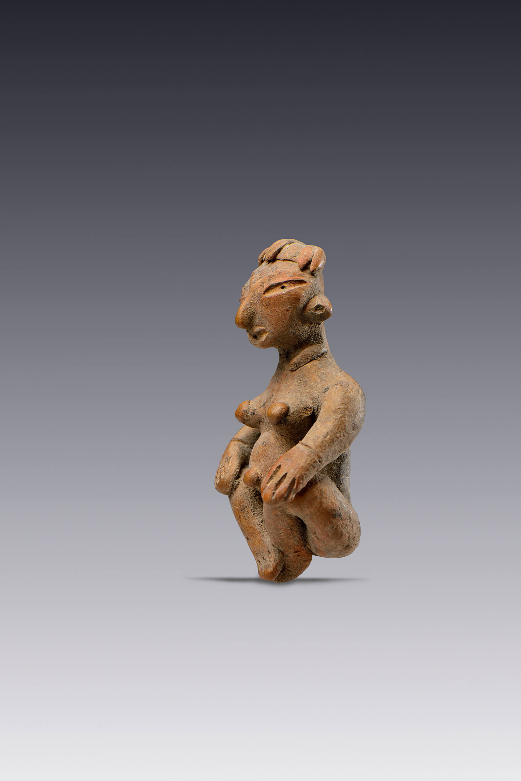 Figurilla de mujer embarazada sentada	 | El México antiguo. Salas de Arte Prehispánico | Museo Amparo, Puebla