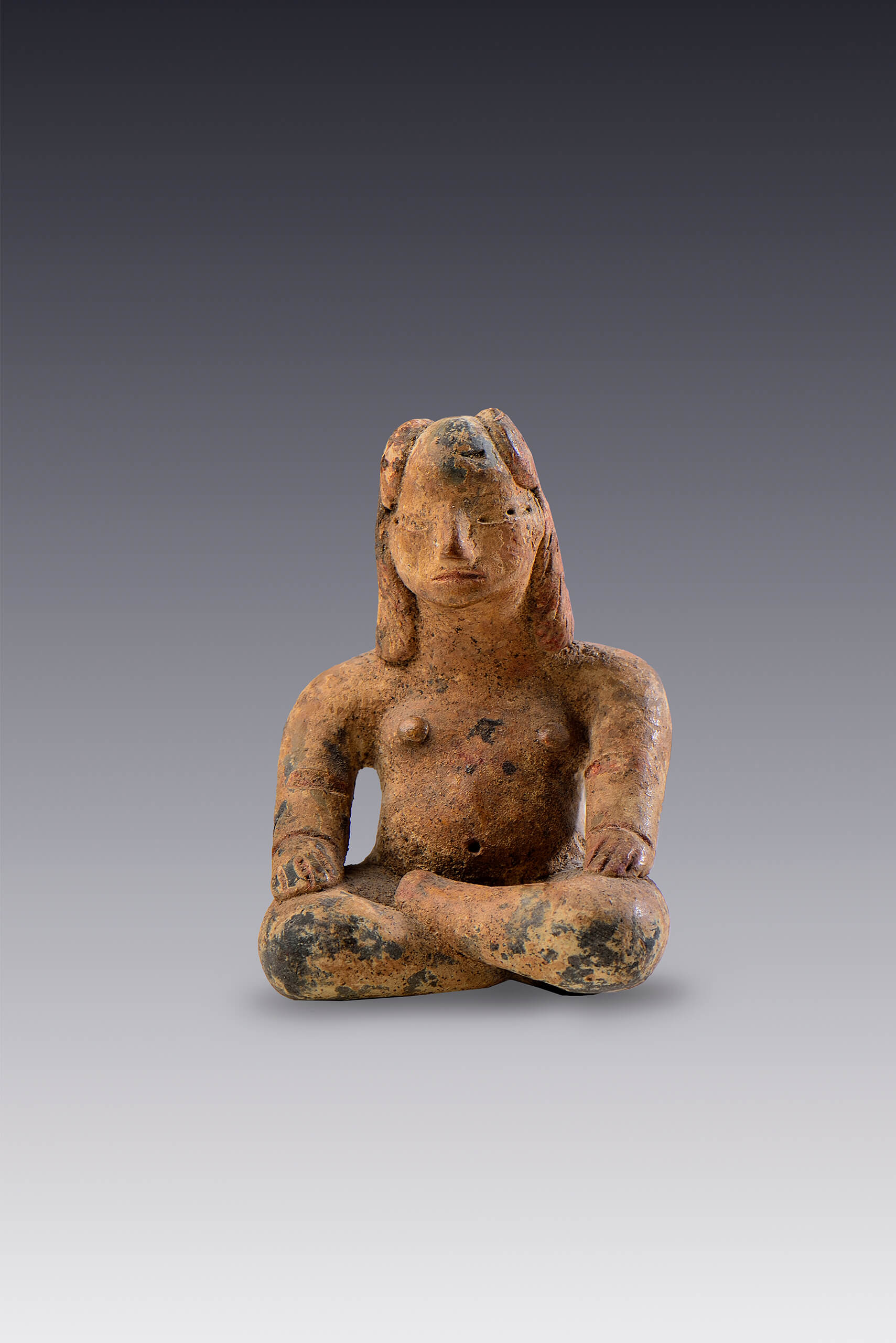 Figurilla de Personaje sentado con cabeza rapada y mechones | El México antiguo. Salas de Arte Prehispánico | Museo Amparo, Puebla