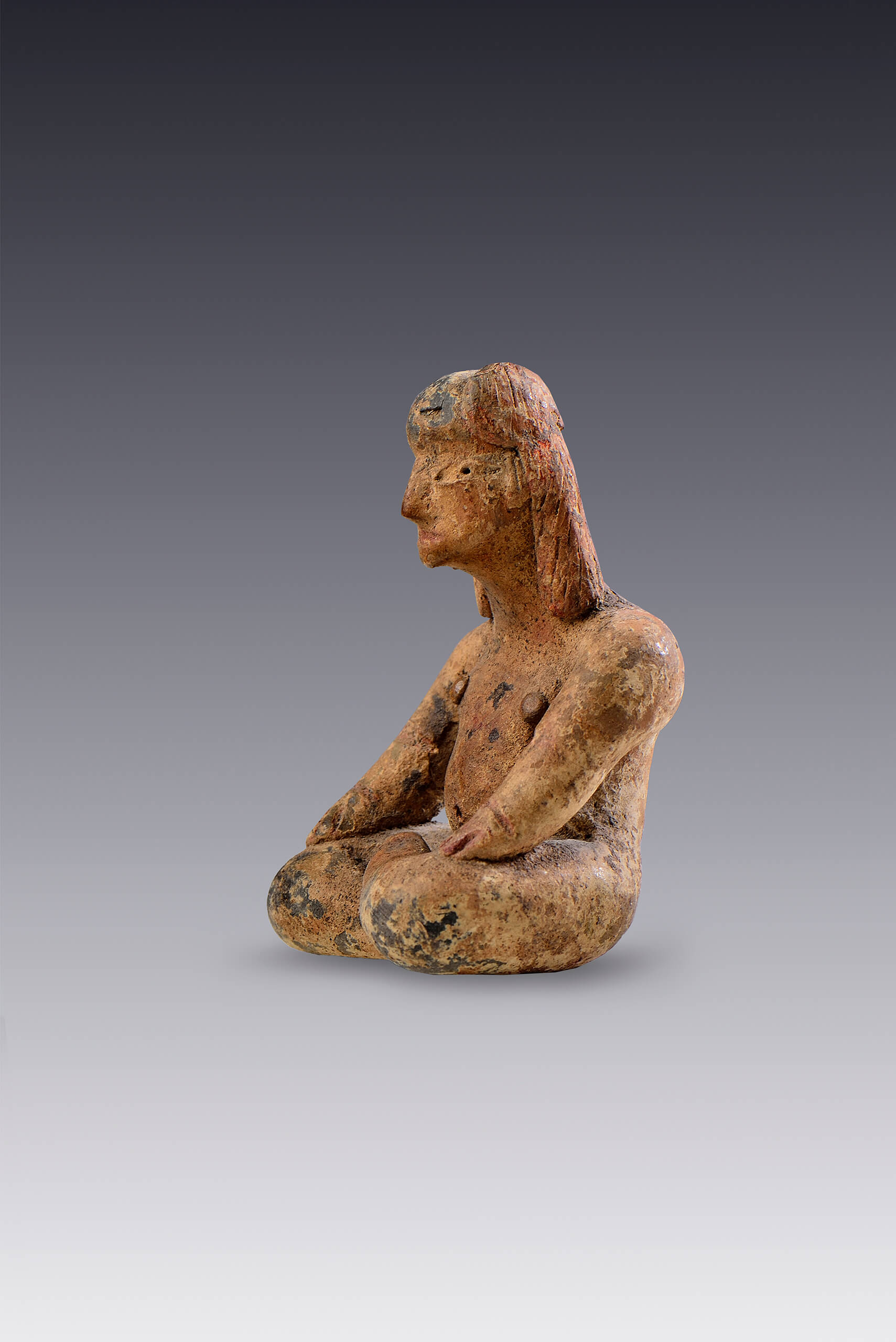 Figurilla de Personaje sentado con cabeza rapada y mechones | El México antiguo. Salas de Arte Prehispánico | Museo Amparo, Puebla