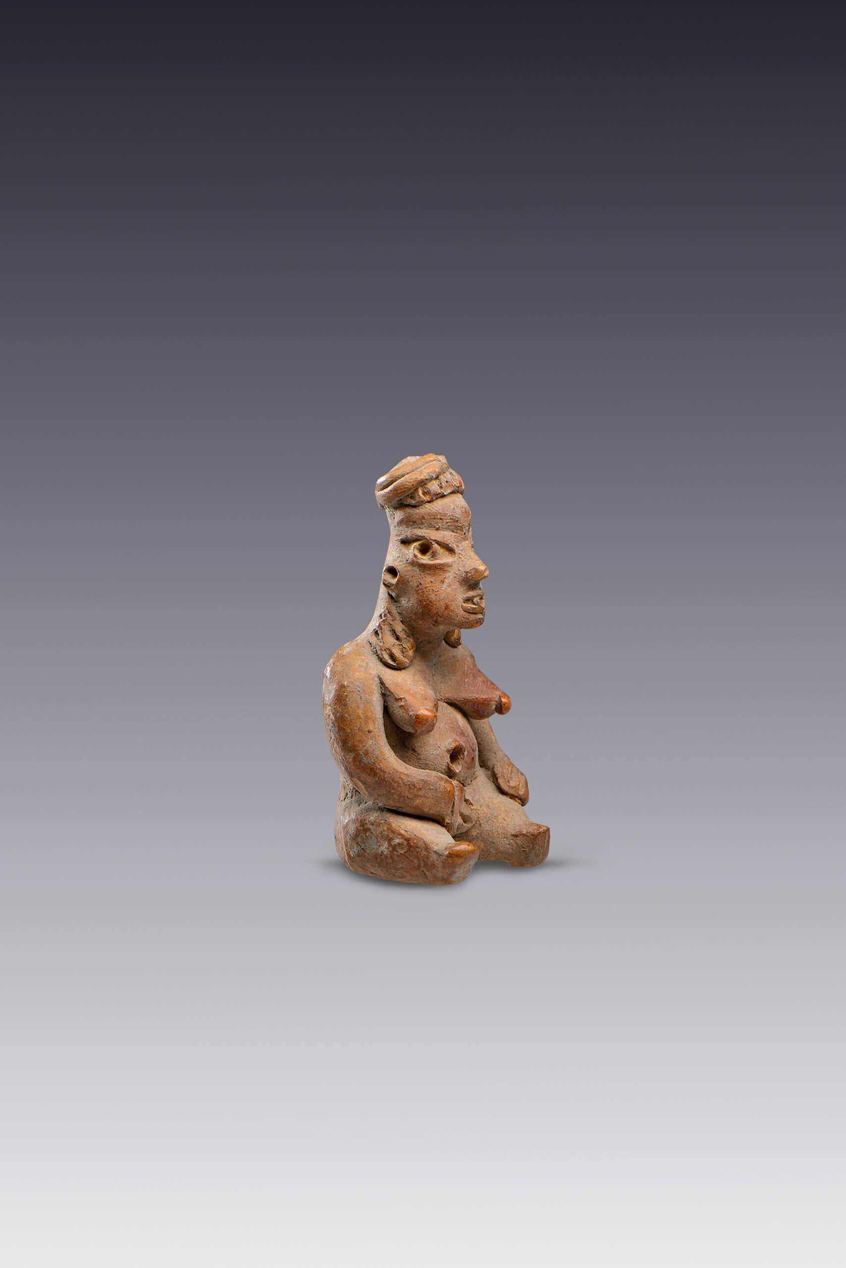 Mujer sentada con piernas extendidas	 | El México antiguo. Salas de Arte Prehispánico | Museo Amparo, Puebla
