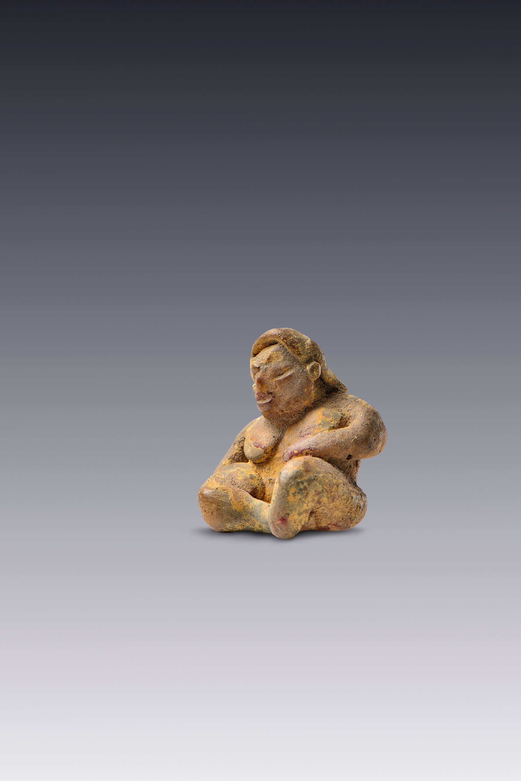 Personaje sentado con piernas entrelazadas  | El México antiguo. Salas de Arte Prehispánico | Museo Amparo, Puebla