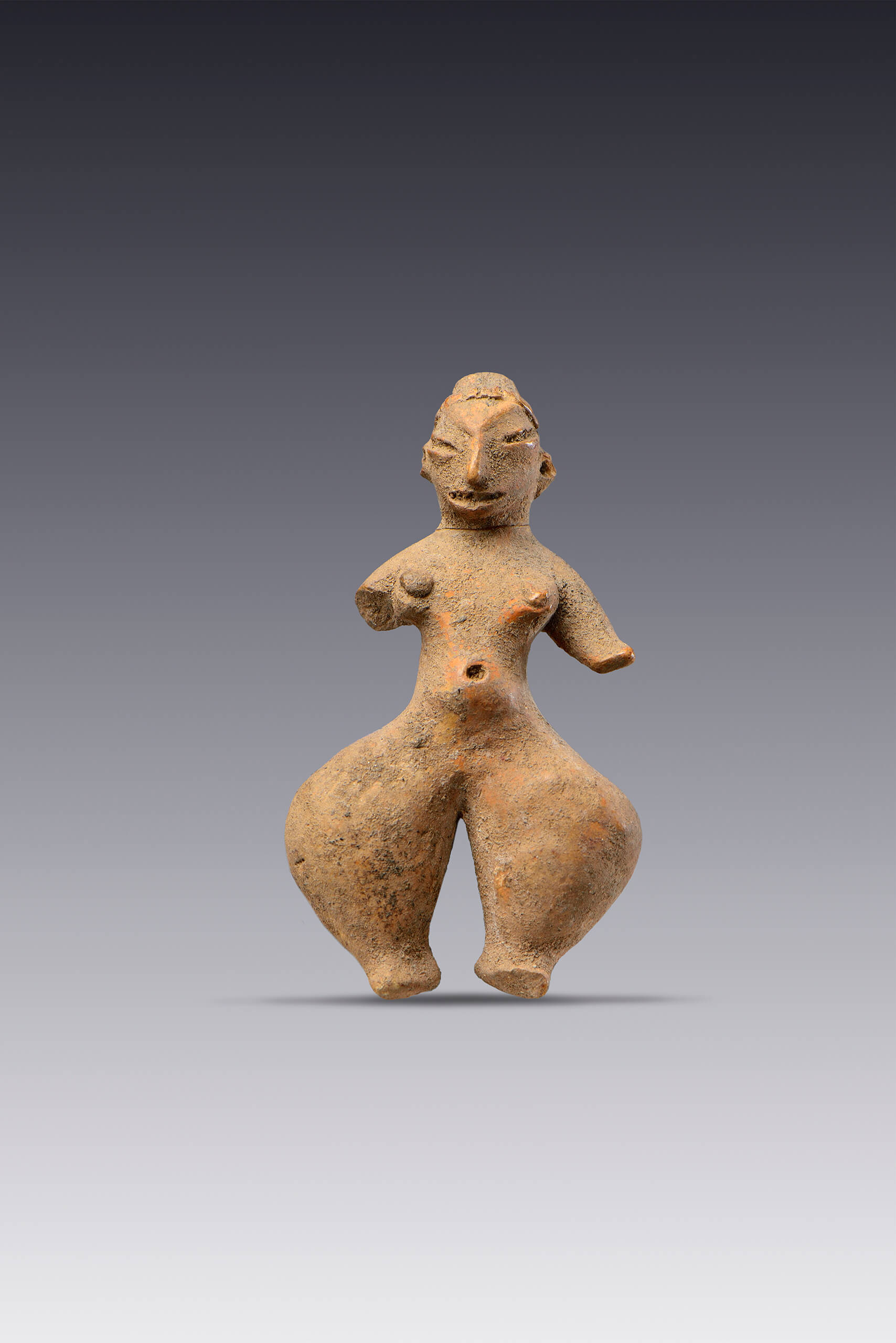 Personaje  femenino de pie y con caderas anchas | El México antiguo. Salas de Arte Prehispánico | Museo Amparo, Puebla