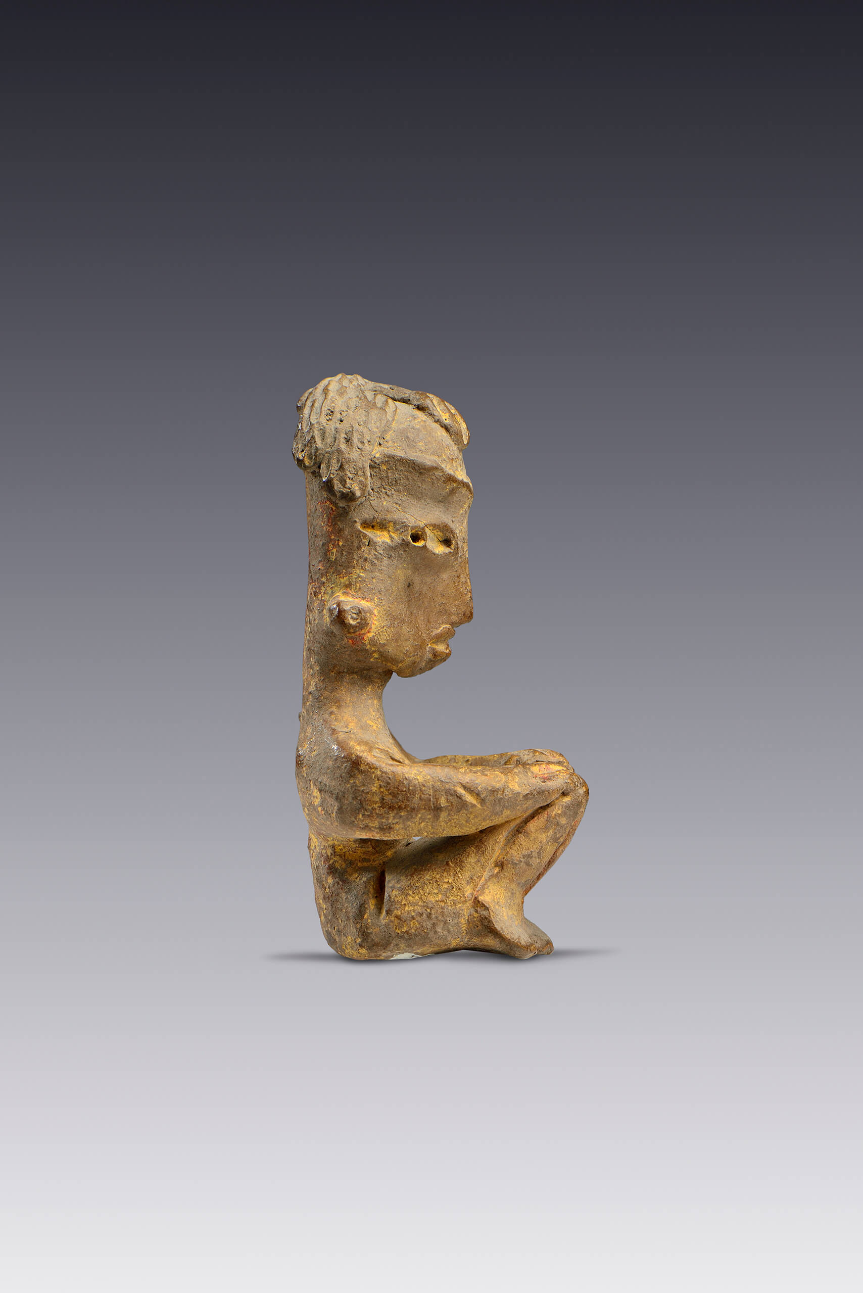 Personaje sentado con las piernas y brazos recogidos | El México antiguo. Salas de Arte Prehispánico | Museo Amparo, Puebla