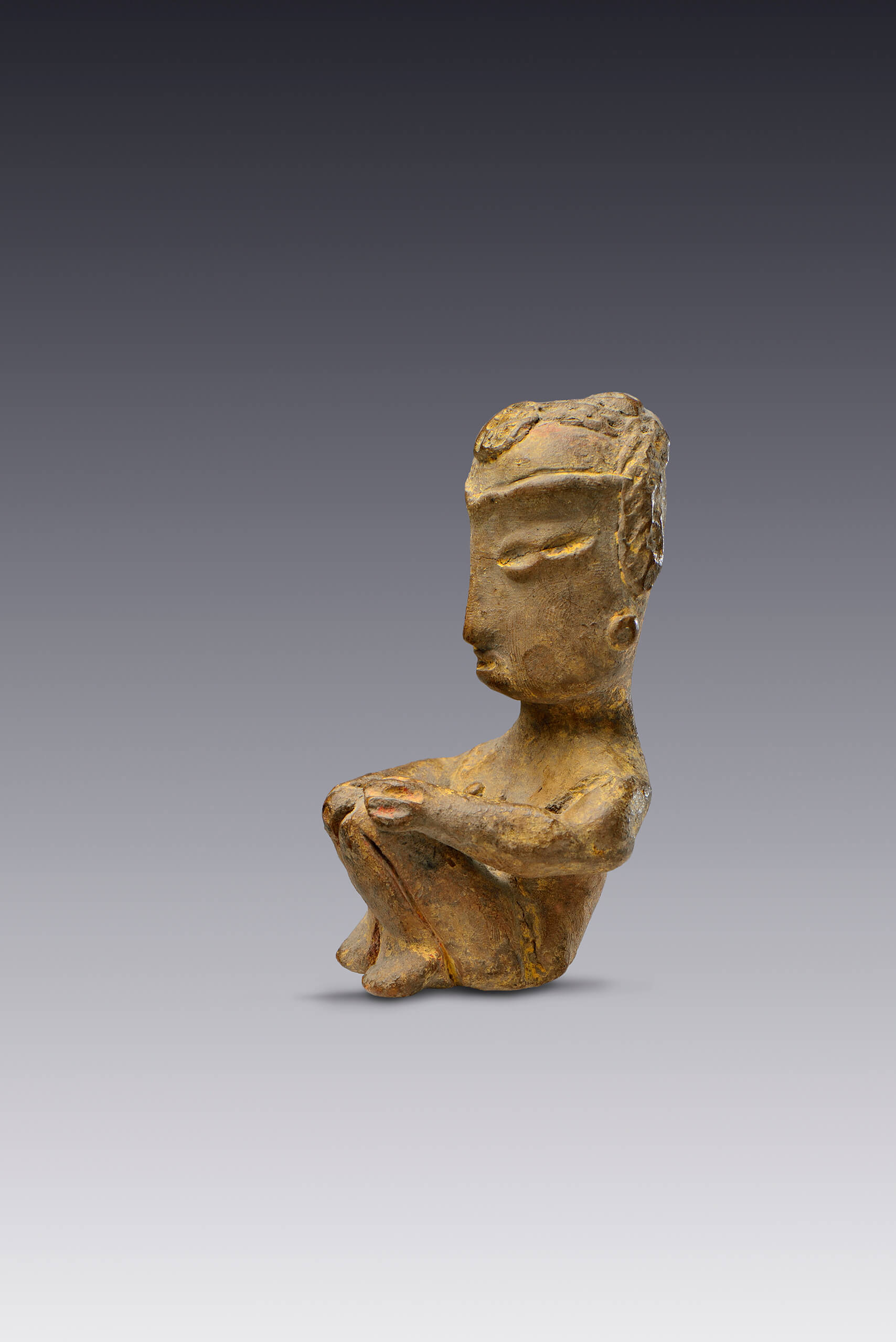 Personaje sentado con las piernas y brazos recogidos | El México antiguo. Salas de Arte Prehispánico | Museo Amparo, Puebla