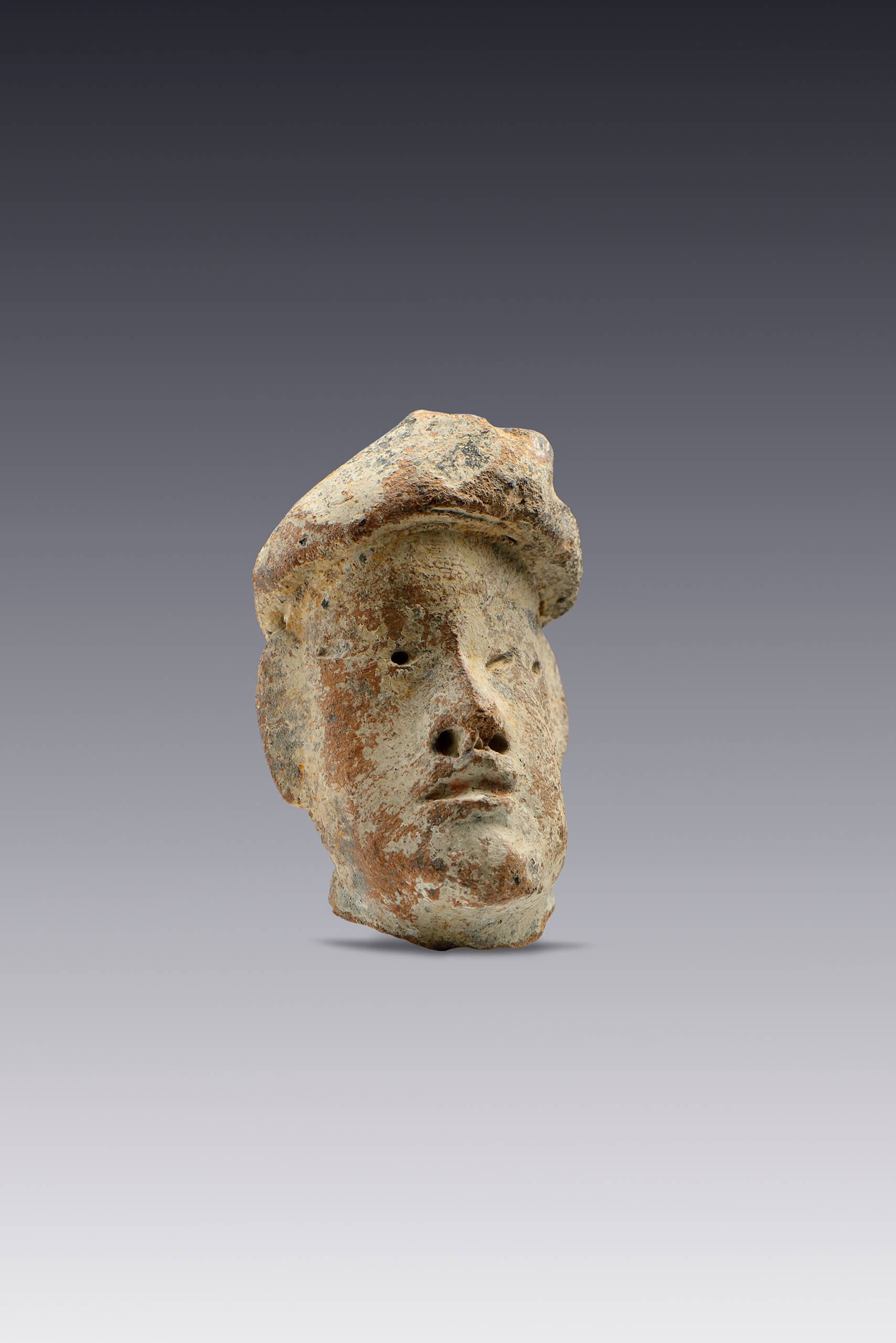 Cabeza de personaje con tocado | El México antiguo. Salas de Arte Prehispánico | Museo Amparo, Puebla