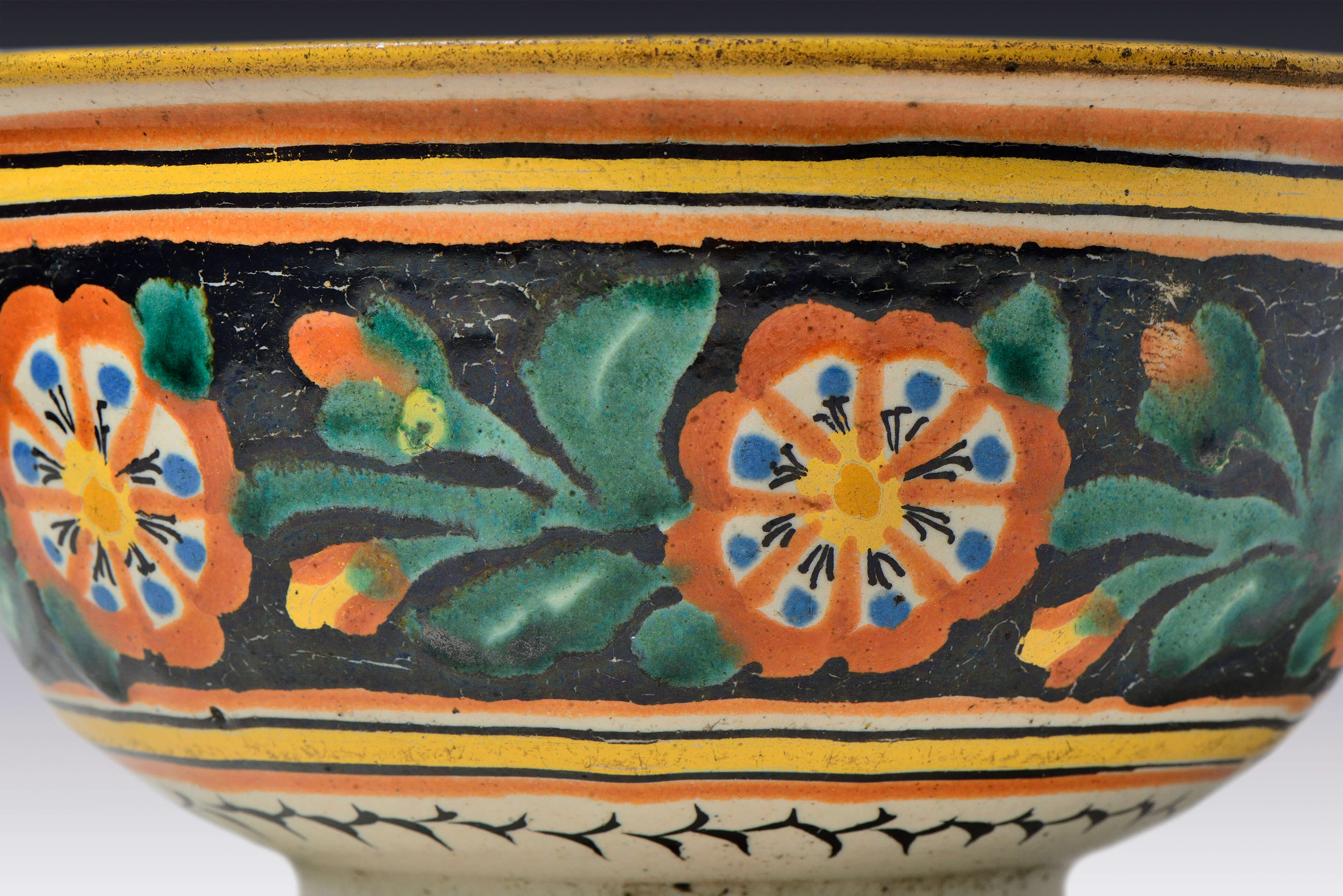 Tazón con motivos florales | Salas de Arte Virreinal y Siglo XIX | Museo Amparo, Puebla